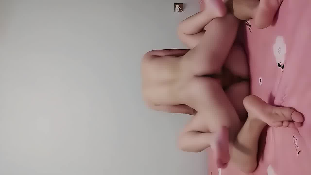  高颜值丰满姐妹，紧紧骚逼被两兄弟轮番抽插 的剧照5