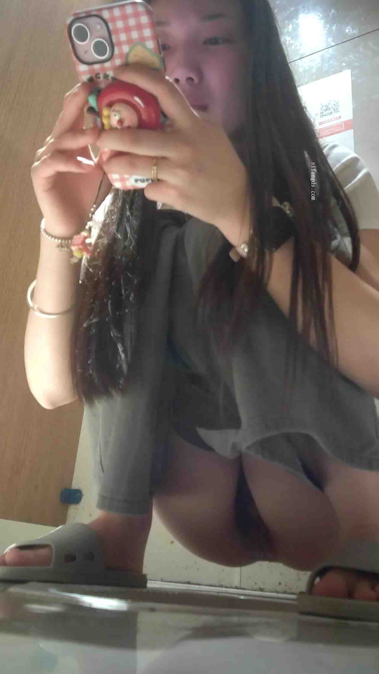  厕所偷拍小姐姐还在划手机 的剧照4