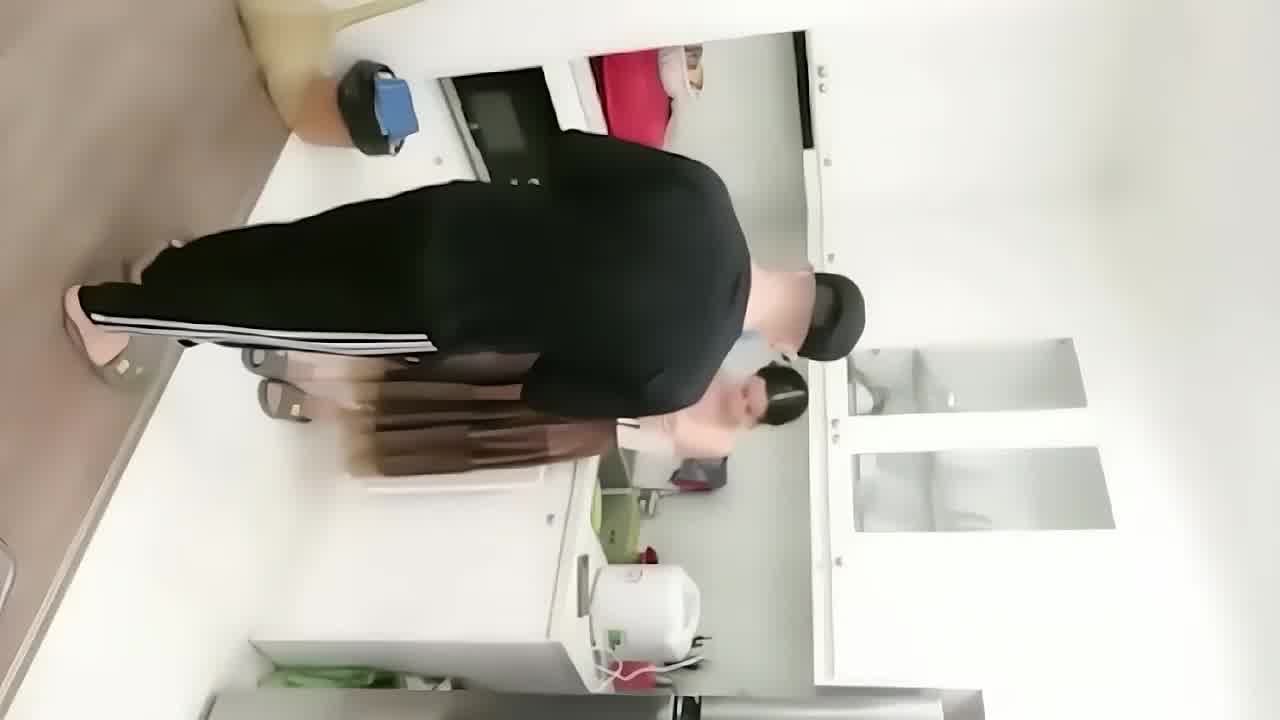  去兄弟蹭饭，顺便把兄弟老婆操了，等我老公回来怎么办 的剧照5