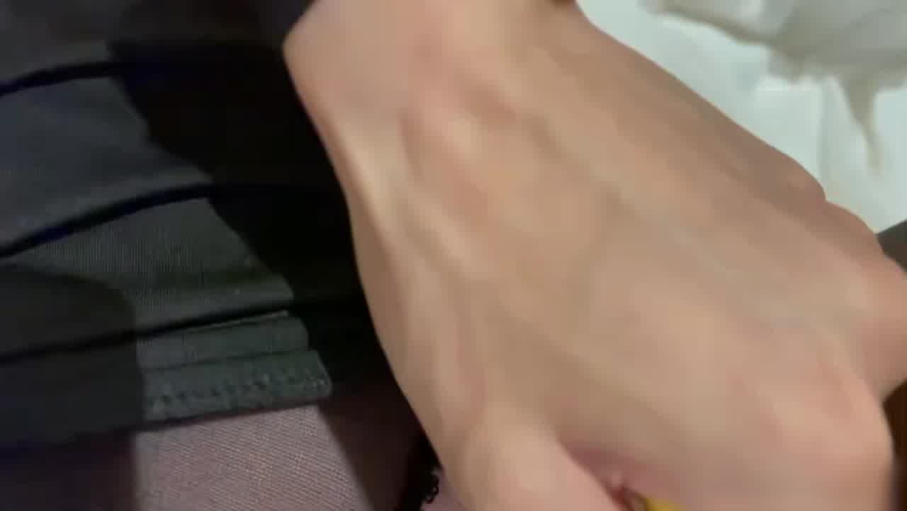  下雨错过末班车只能跑来酒店 不小心与同事擦枪走火 的剧照10