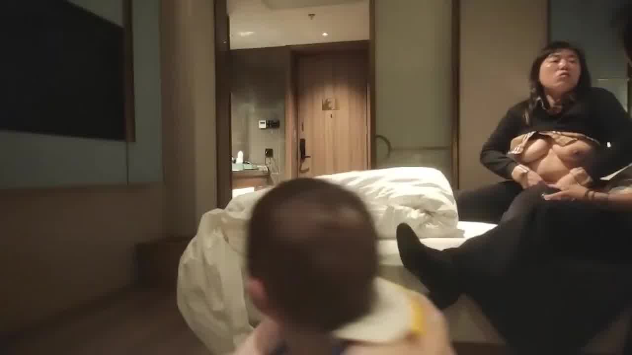  【人越老玩的越花，玩4p还带着孩子】场面相当壮观，3个老熟女组团卖淫，这心也太大，小孩放儿歌玩着4p 的剧照2