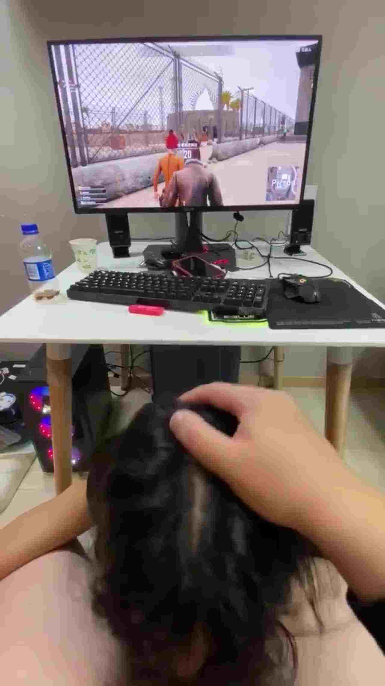  怕女友寂寞也让她一起吃鸡 的剧照3