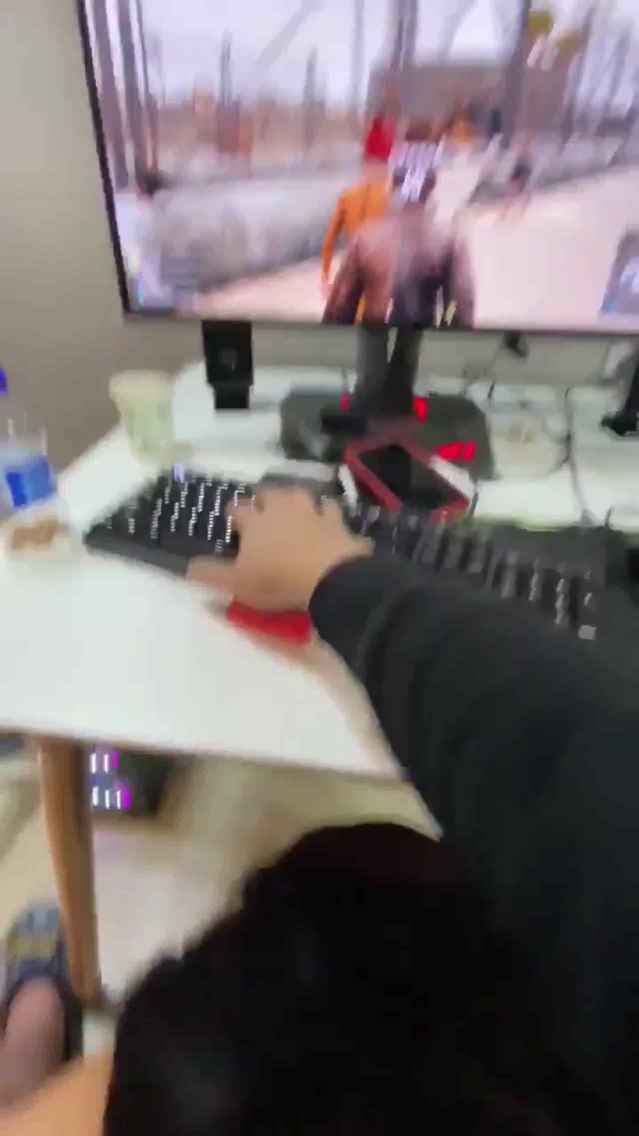  怕女友寂寞也让她一起吃鸡 的剧照7