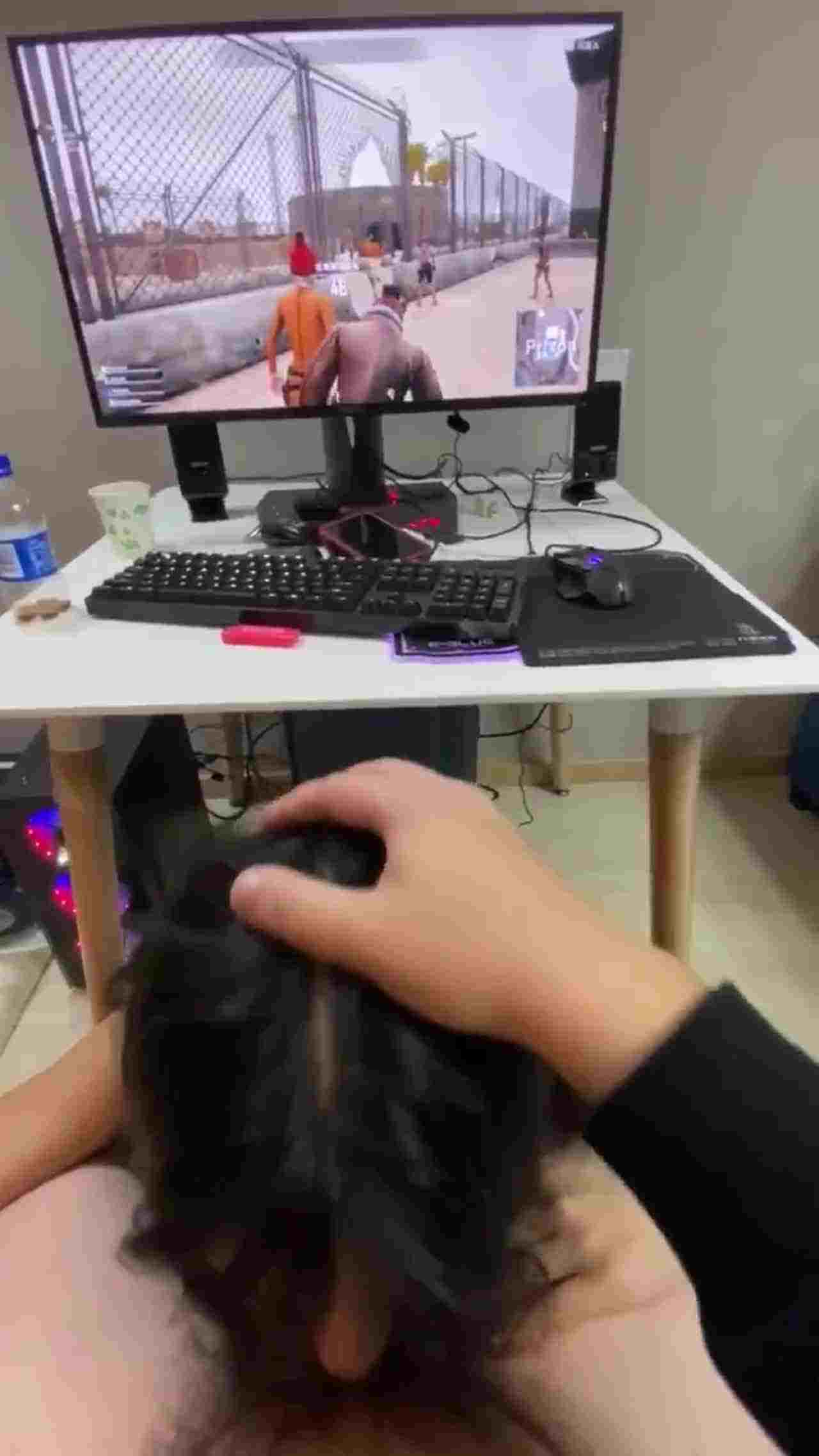  怕女友寂寞也让她一起吃鸡 的剧照8