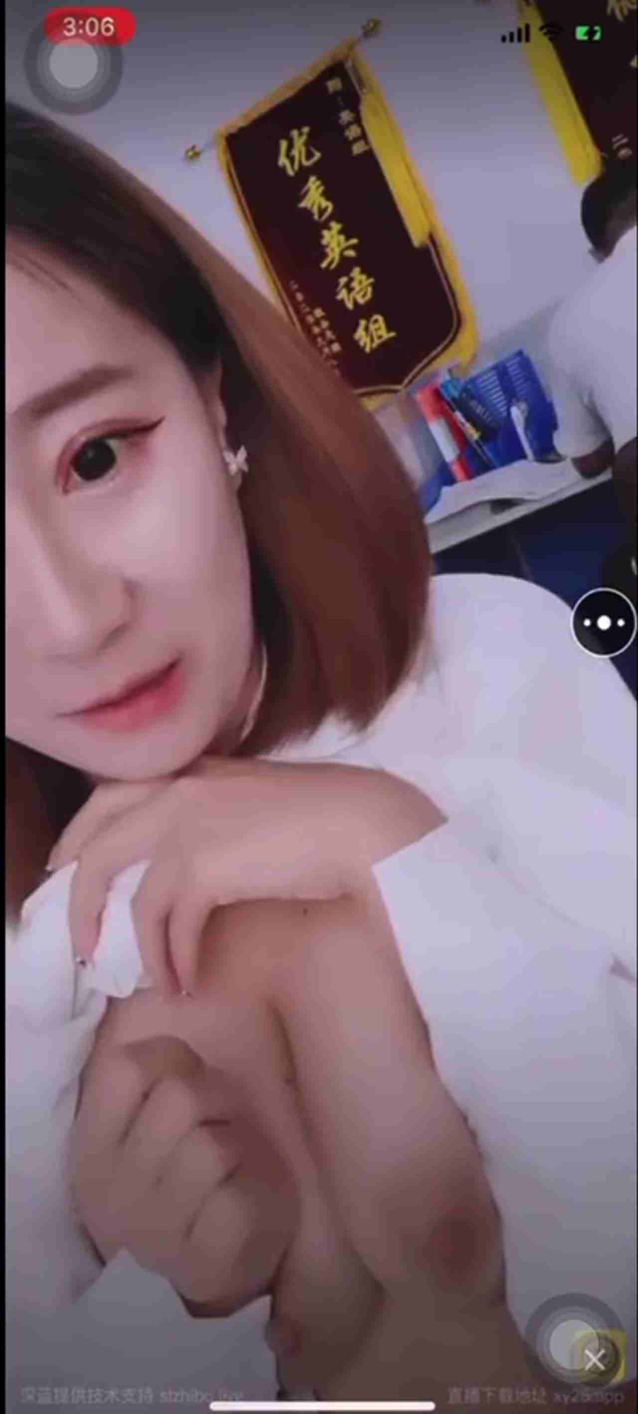  英文老师在办公室边改作业边黄播 的剧照9