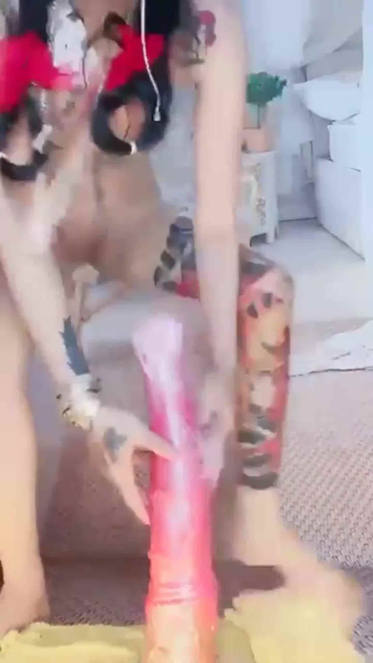  【调教重门】体验比驴屌还大的鸡巴插入骚穴 的剧照1