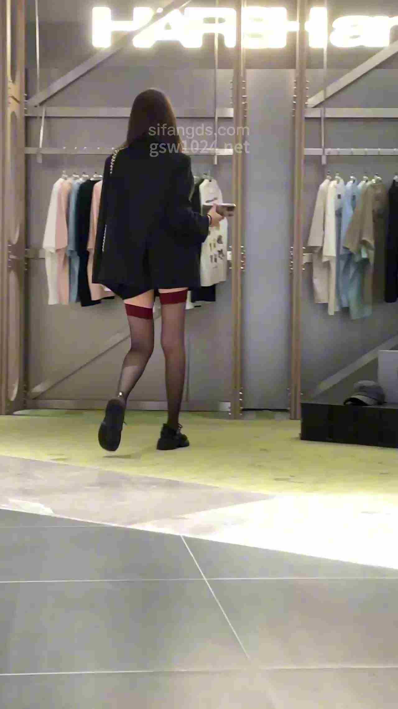  黑丝短裙下诱人的底裤 的剧照1