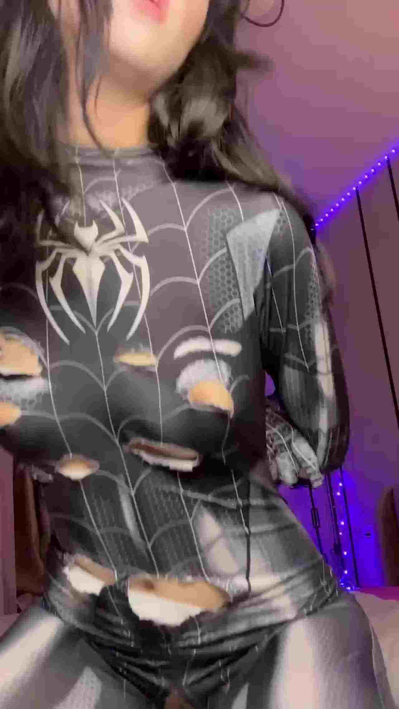  YourSmallDoll 蜘蛛侠紧身衣，自慰流白浆，张开双腿道具抽插口交骑坐 的剧照4