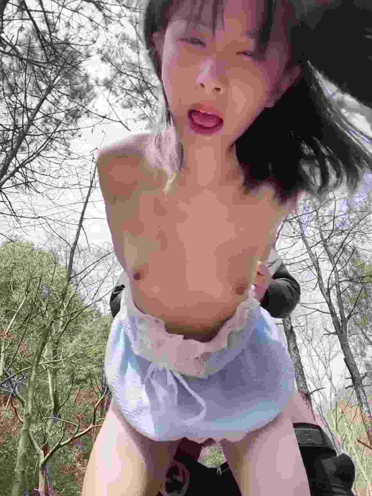  【反差婊】户外小树林后入骚货小妹妹 的剧照1