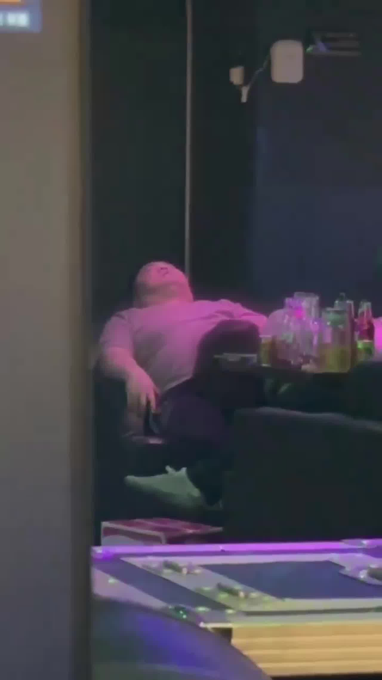  【吃瓜】当众口爆被查 的剧照2