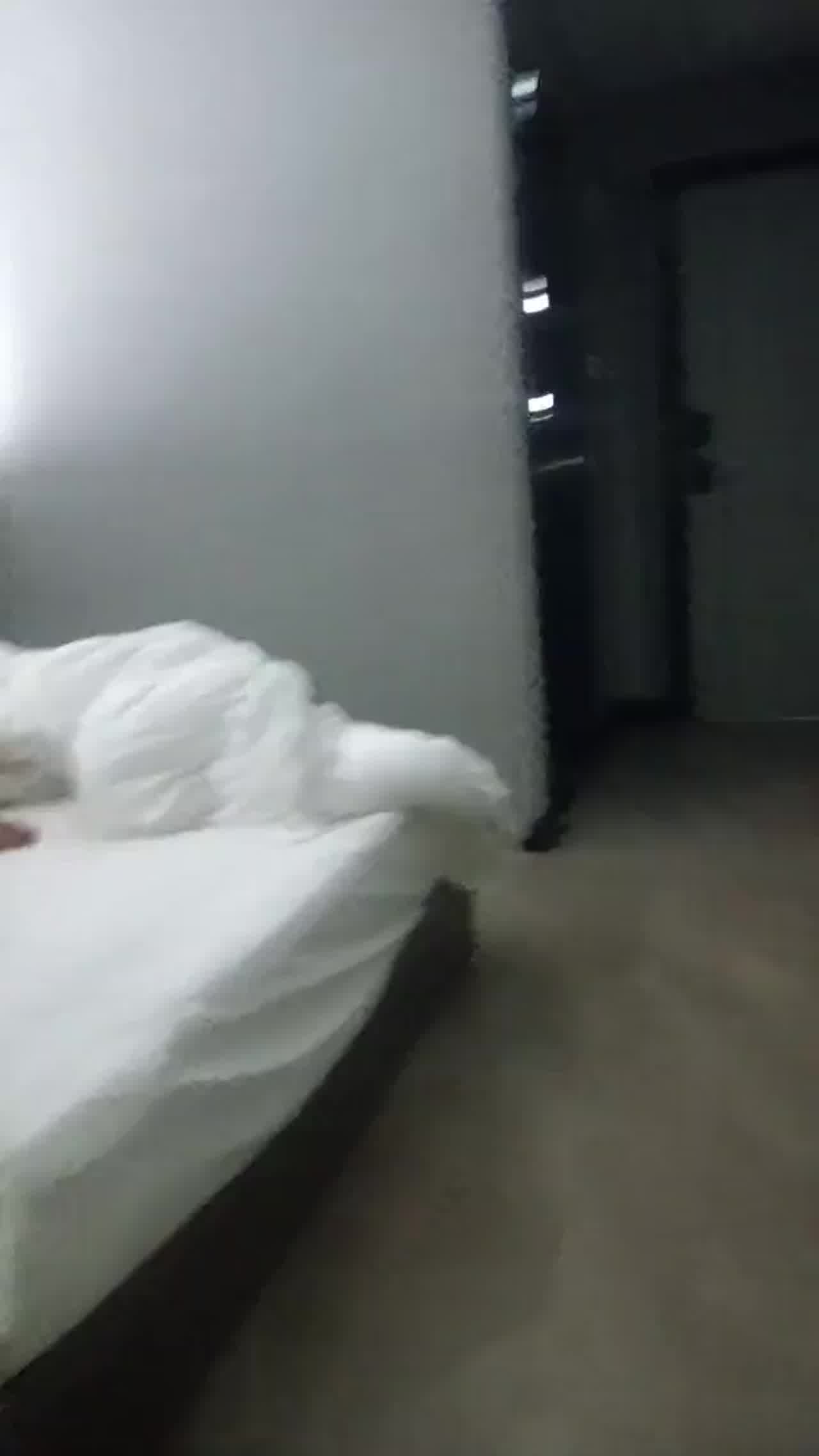  被贞操带给套了该怎破？只得疼着看兄弟操逼 的剧照2