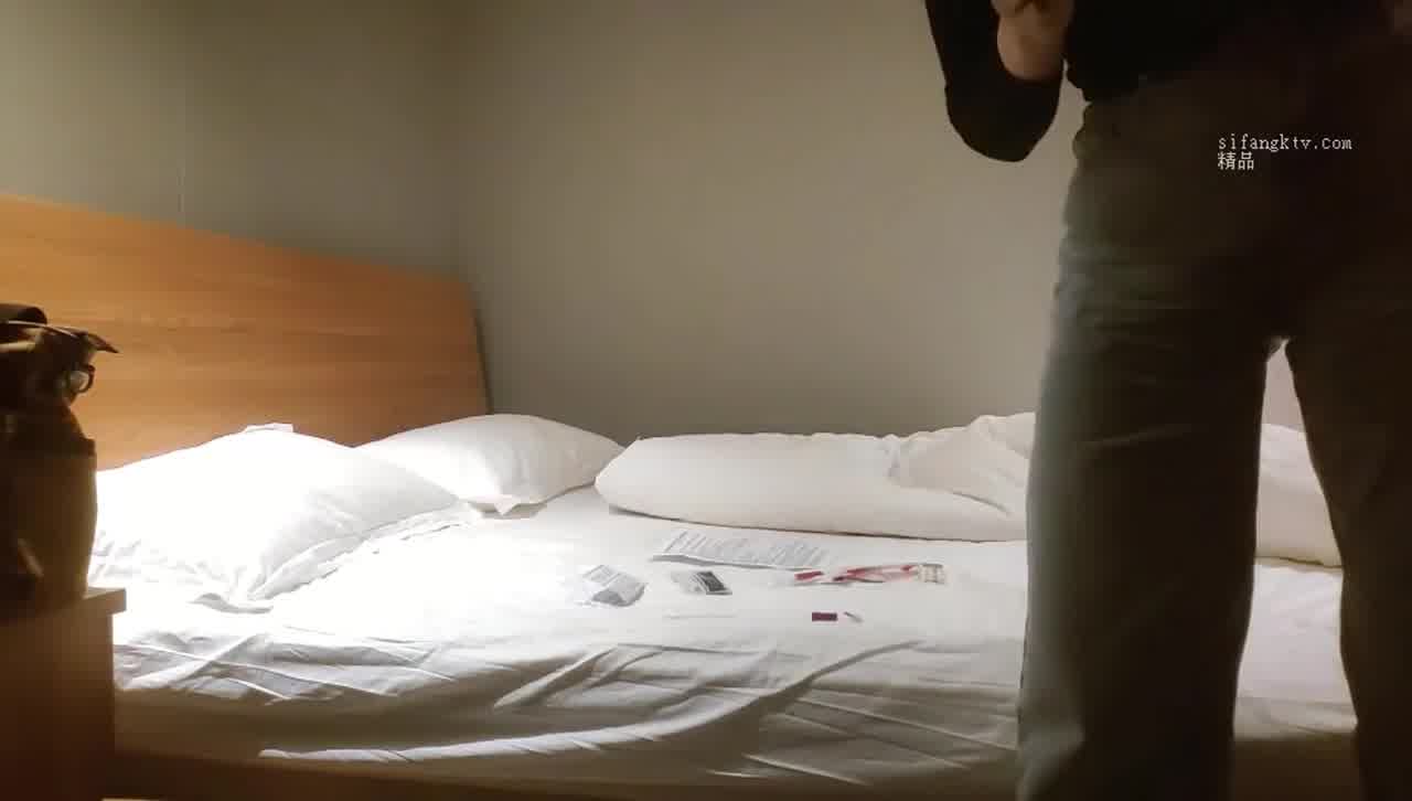  【深圳皮肤科女医生】做爱过程中讲述和前任的过往，太刺激了，被日到了高潮抽搐，嗷嗷乱叫。 的剧照1