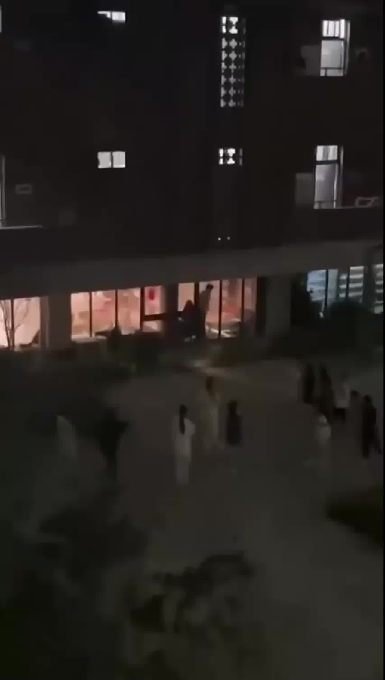  福建平潭一学校小情侣隔着单向玻璃做爱引围观 的剧照4