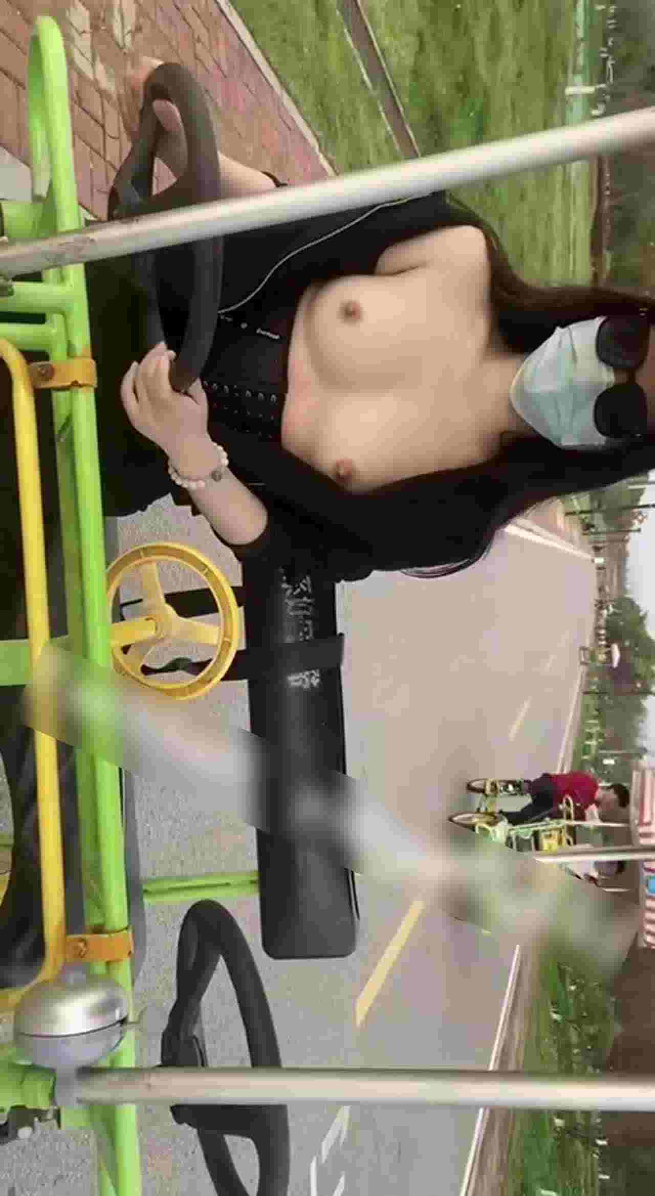  游乐场露胸1 的剧照8