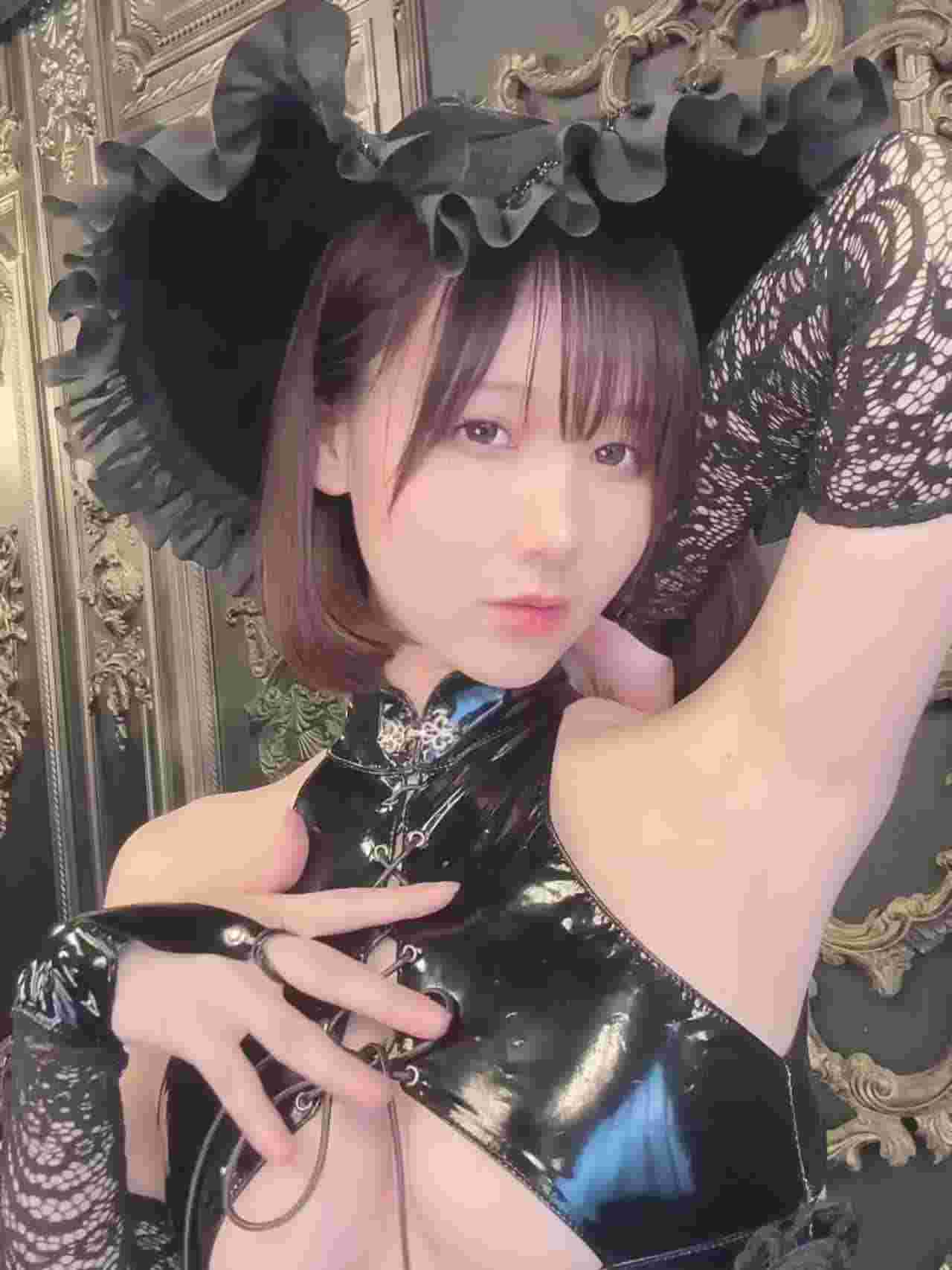  福利姬 短发清纯正妹美臀爆乳装情趣诱惑 的剧照2