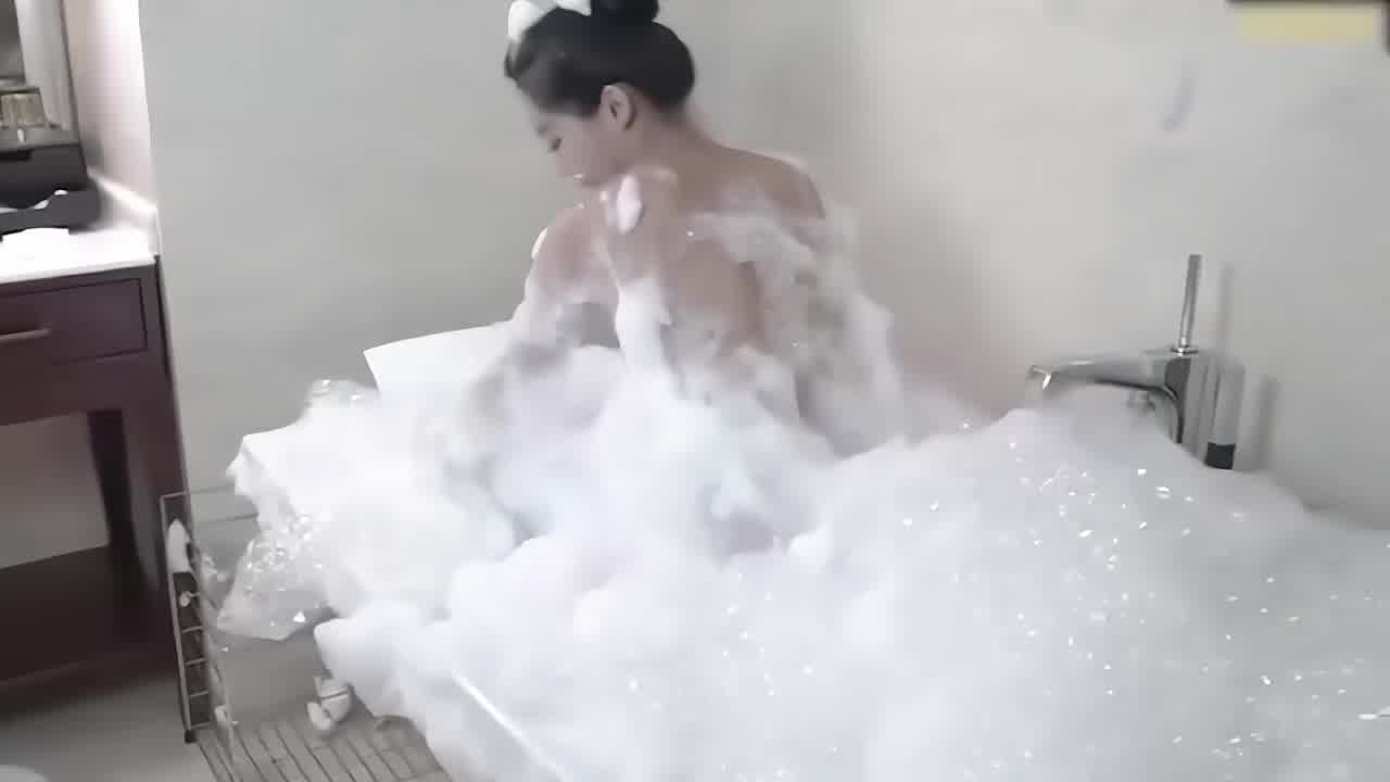  嫩模写真喷血诱惑，细腰大长腿全尺寸写真 的剧照8