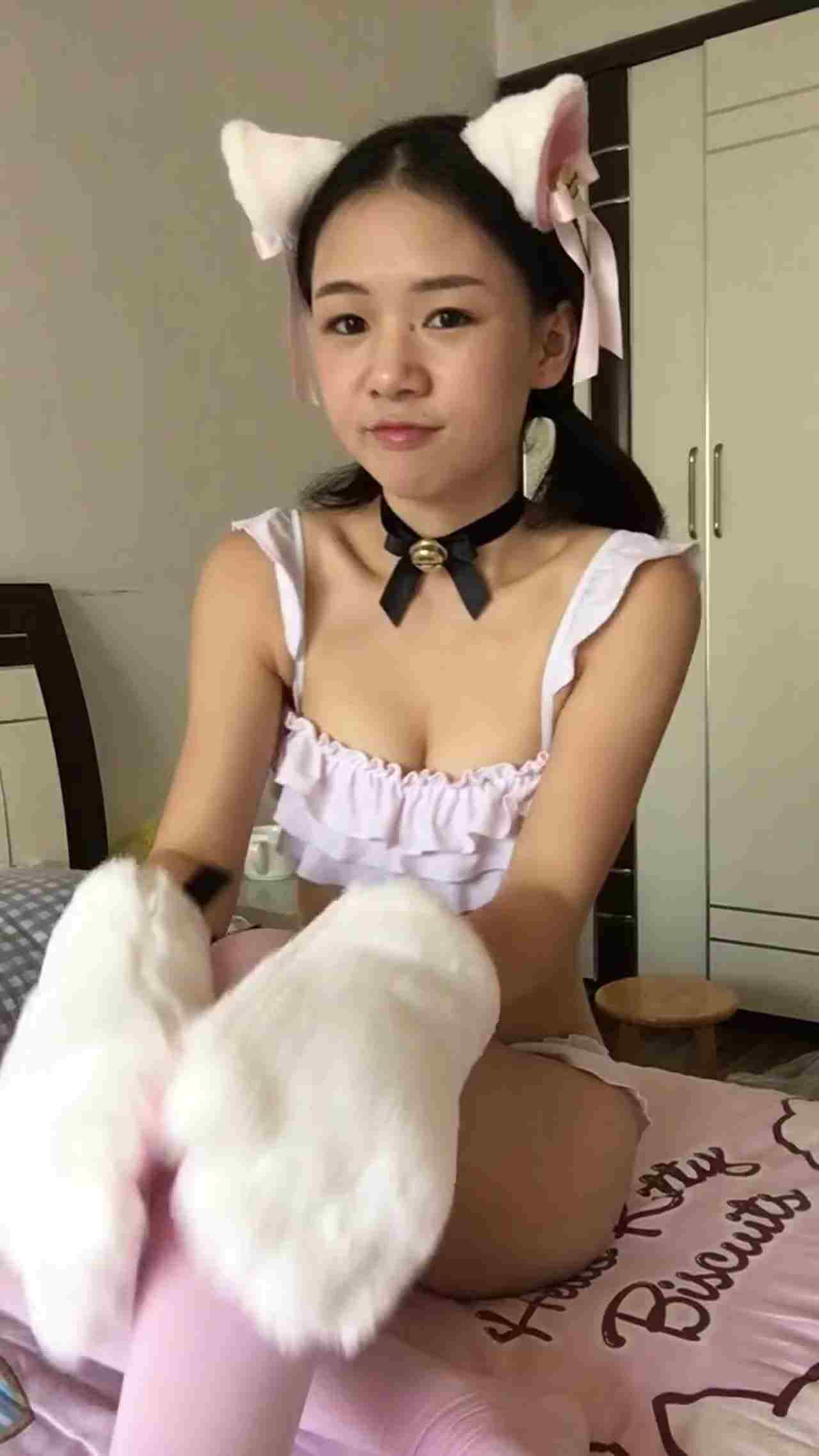  小妹妹的情趣制服诱惑 的剧照3