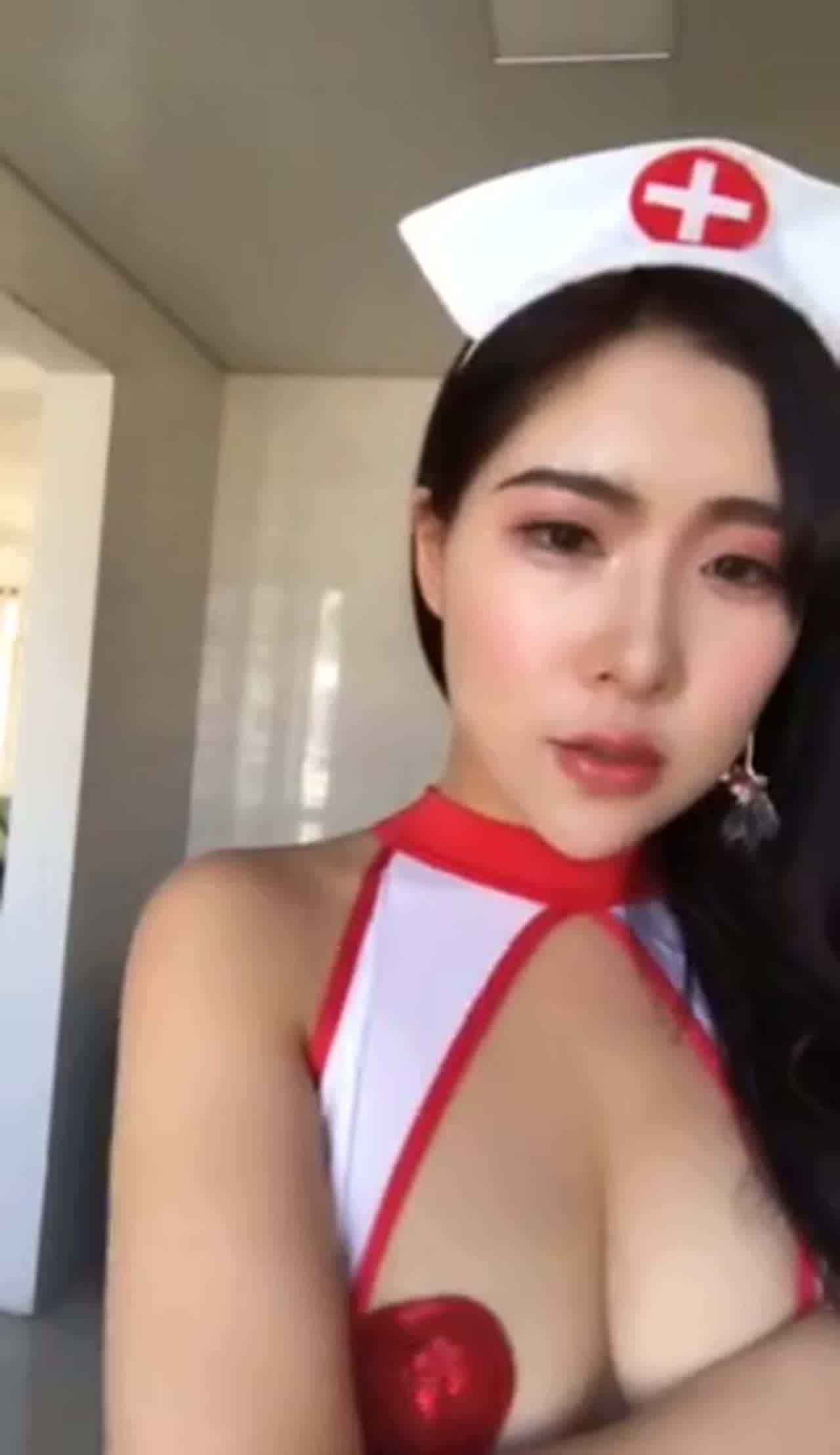  女神思瑞cos女护士，揉奶自摸 的剧照10