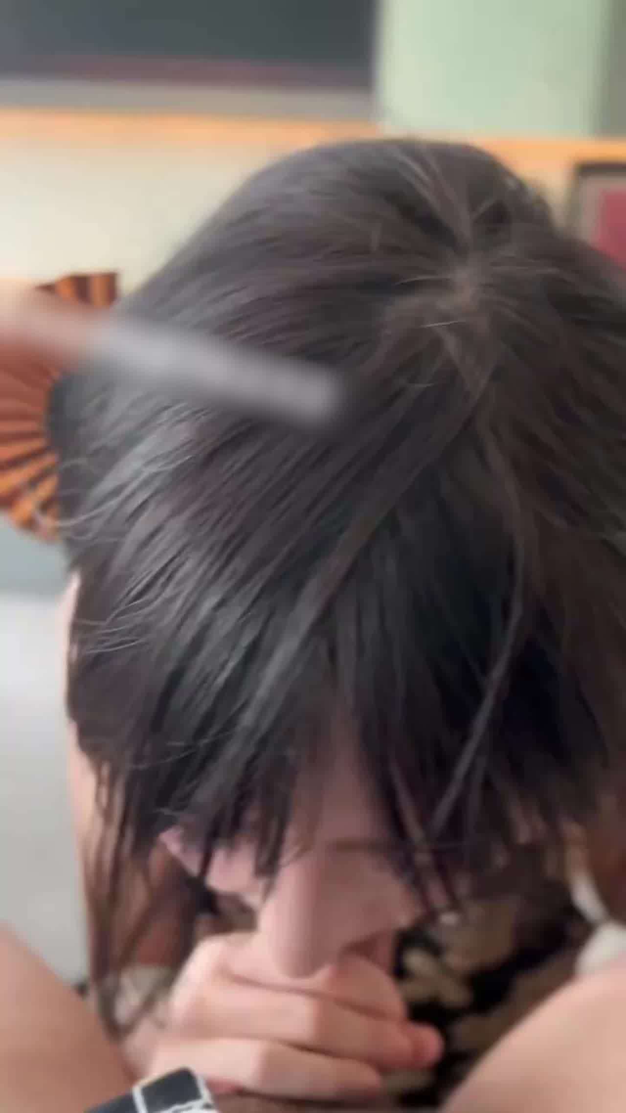  旗袍妹服侍大哥舔吸鸡巴 的剧照9