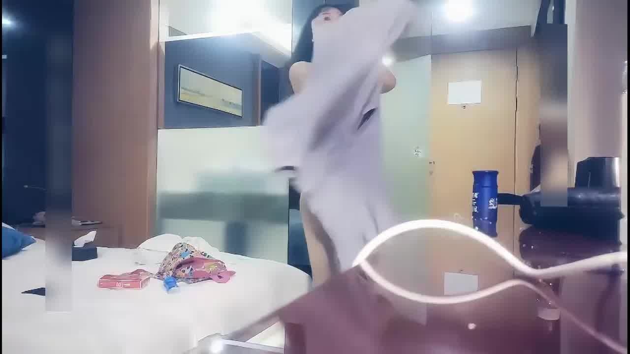  【极品软妹】说话细声细气‘哇你这个好大，期待你的表现’被疯狂输出，抱起来猛怼‘你真的好猛啊’ 的剧照5