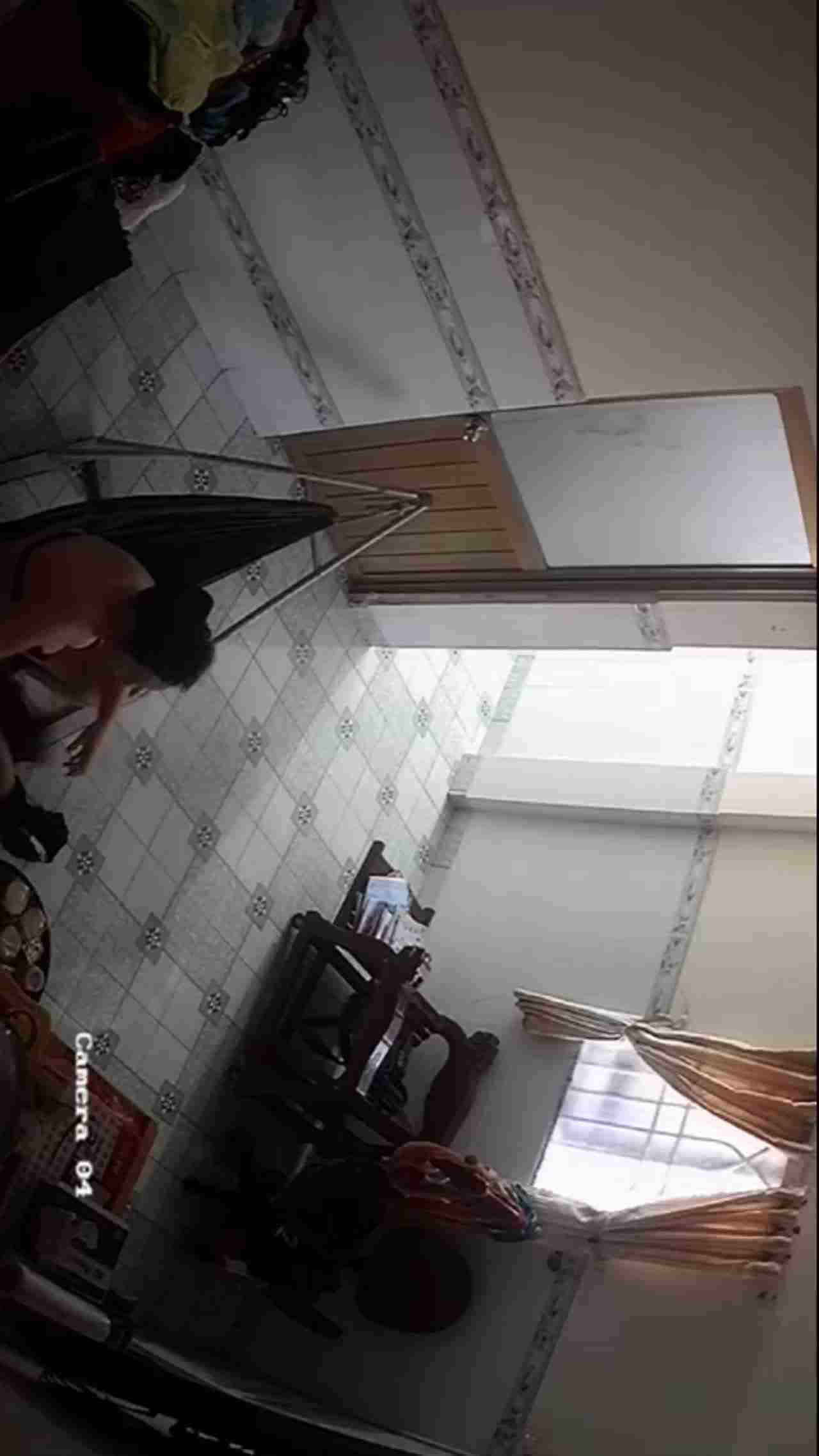  【偷窥不胜防】婚礼当天蹲守敬酒的新娘上厕所！高中厕所偷窥处女嫩B！等多部超强看点偷窥神作！ 的剧照2