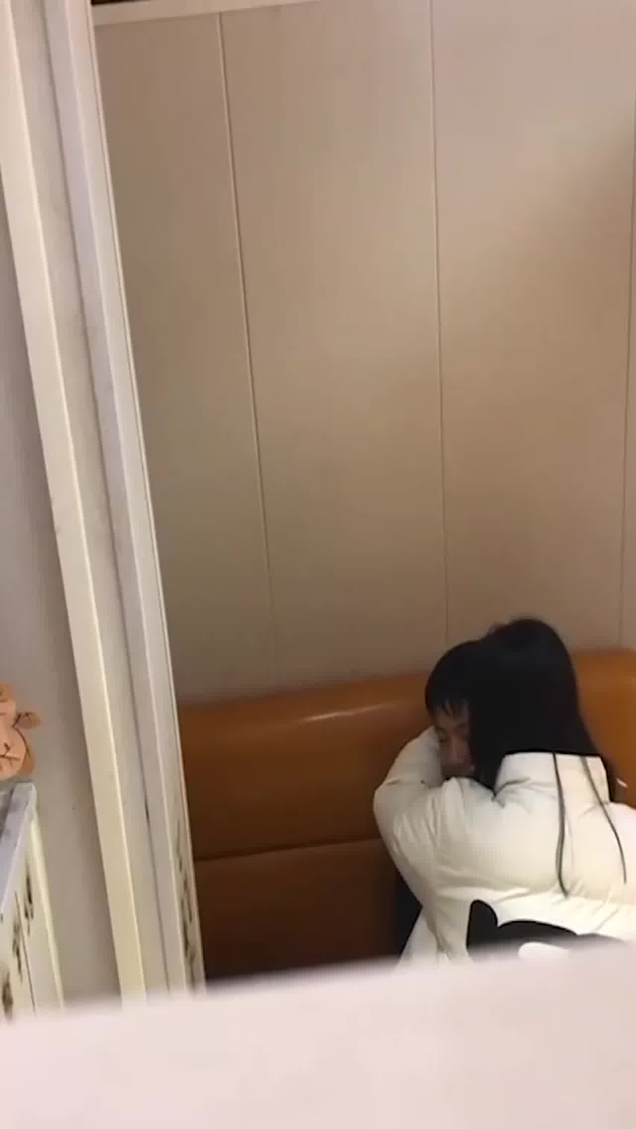  冒死偷拍小情侣餐厅包间，饥渴难耐沙发上抱操，哼哼唧唧的声音引人陶醉 的剧照3