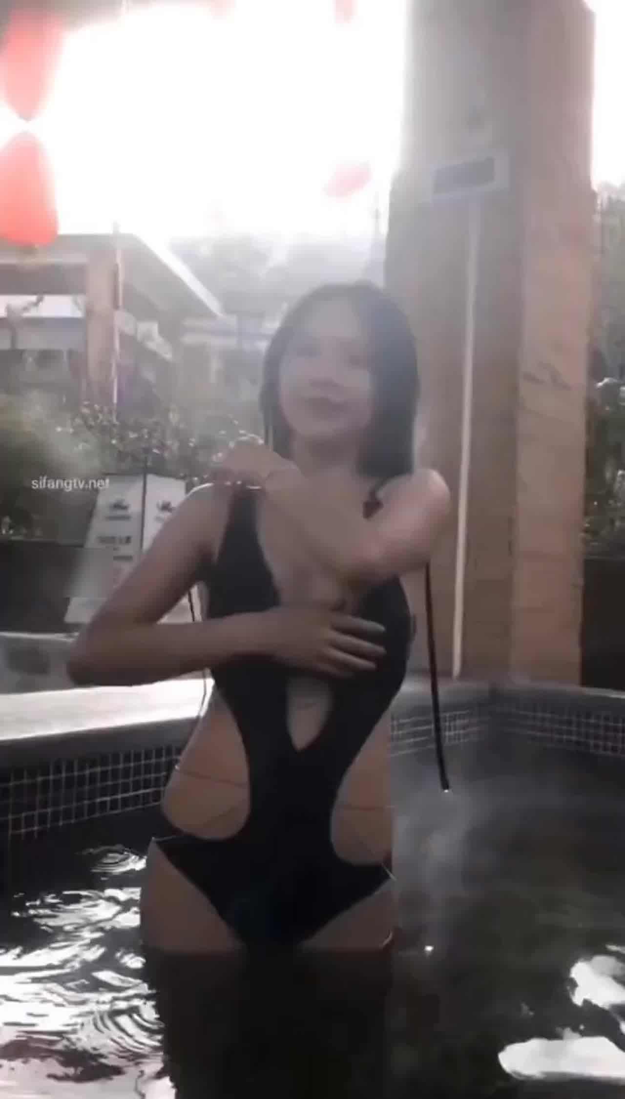  骚气御姐温泉大胆露出 的剧照8