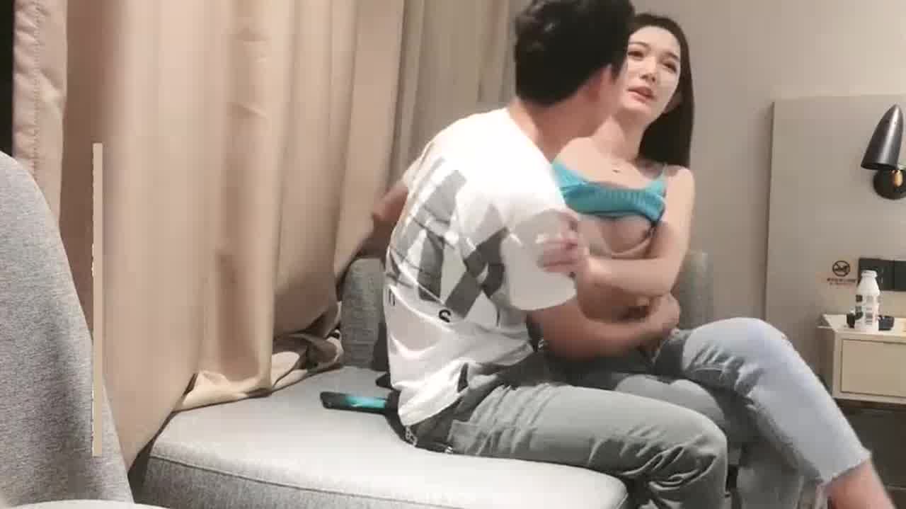  91大神 探花约操笑起来甜甜的苗条援交女孩 有说有笑掰逼爆操 的剧照4