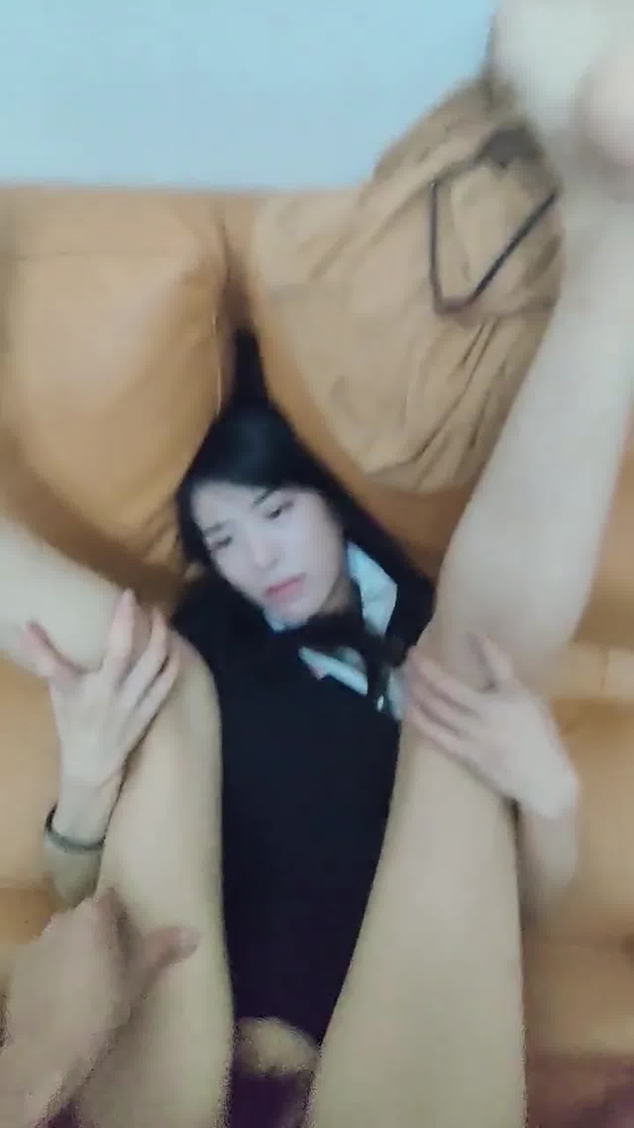  大长腿女友自慰没有感觉 插进入只有男生在爽而已 的剧照3