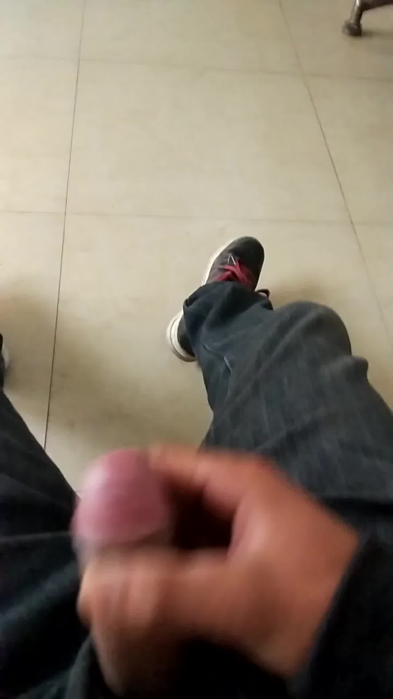  飞机侠对撸黑丝少妇，受不了胡乱射精洒满地 的剧照2