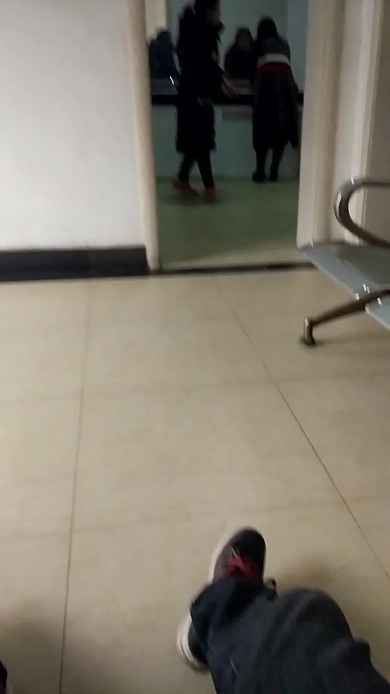  飞机侠对撸黑丝少妇，受不了胡乱射精洒满地 的剧照6