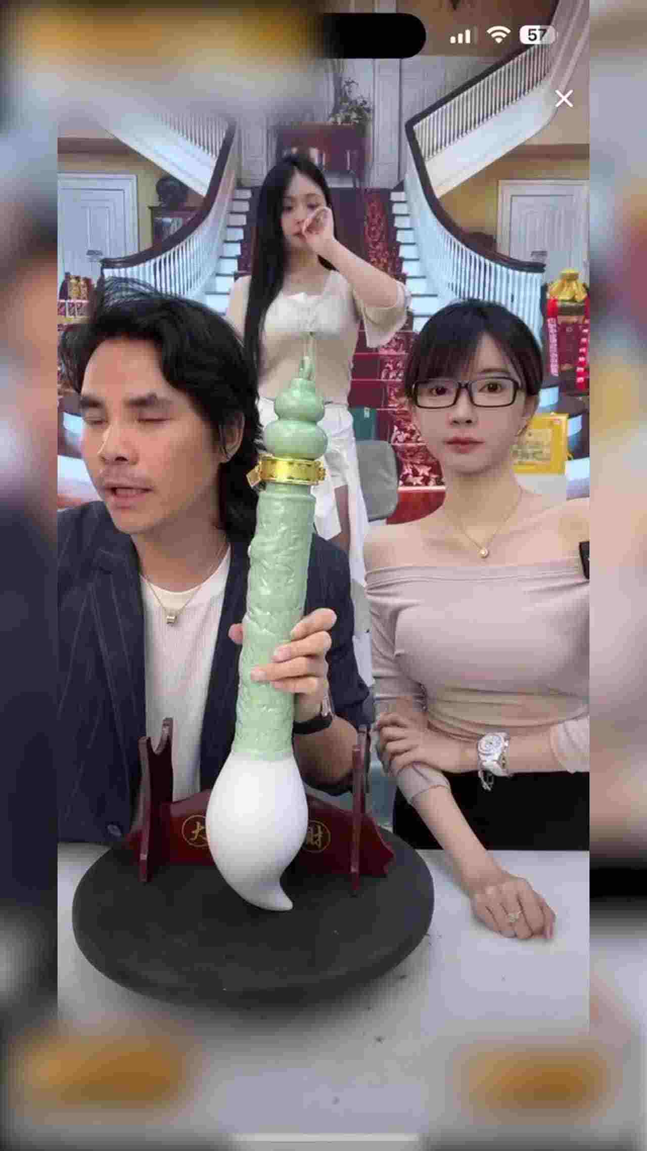  门事件 紧急告知家人们看直播时一定要学会善于发现亮点！因为这样总是能发现意想不到的美丽风景！ 的剧照6