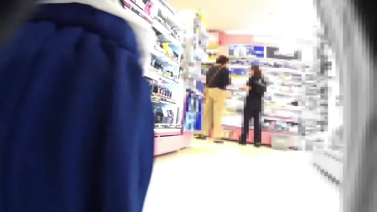  【偷拍裙底系列】神人偷拍05 的剧照6