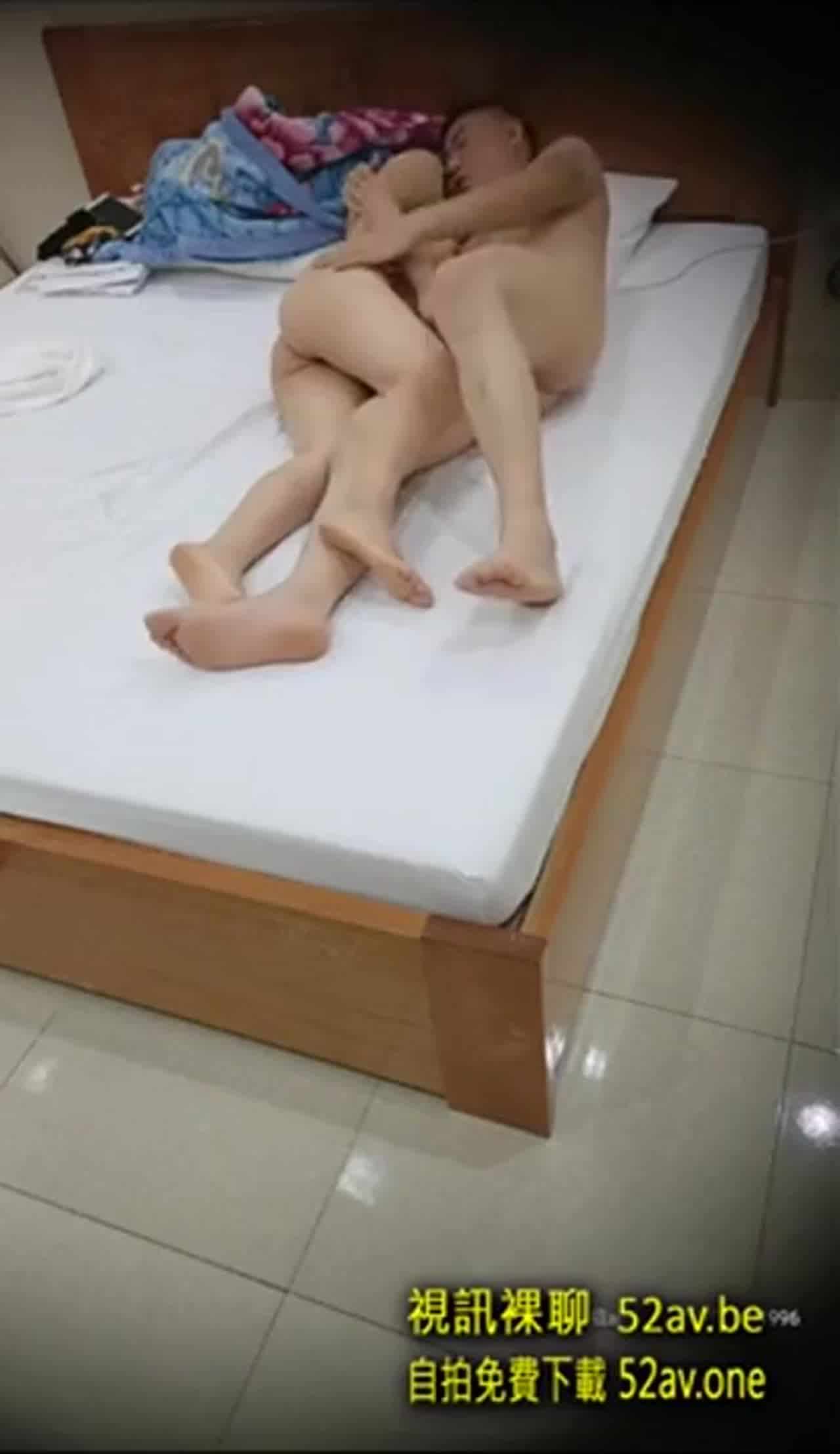  野狼出击 龙哥勾搭个颜值不错的良家妹子回出租屋啪啪直播 的剧照6