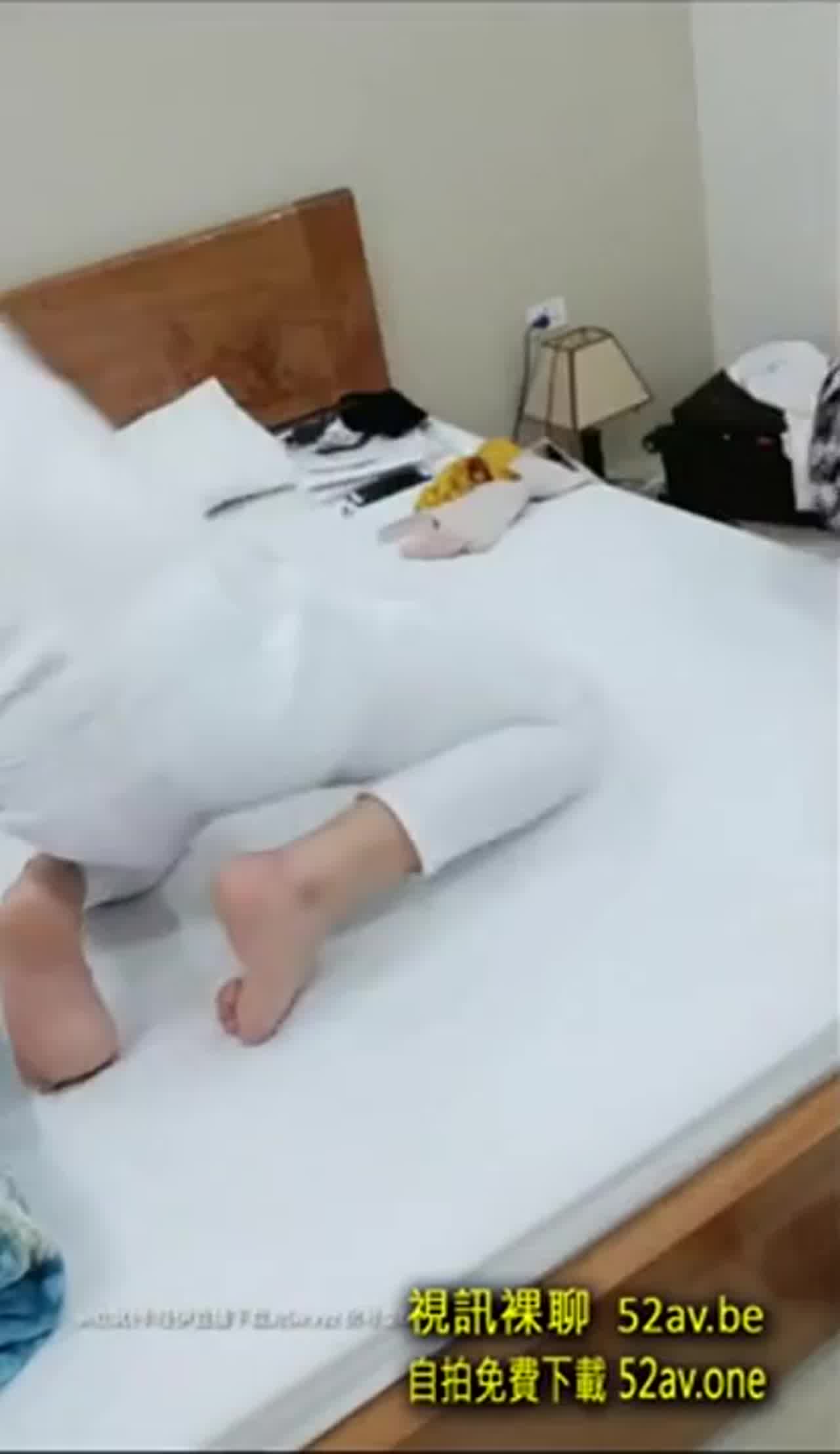  野狼出击 龙哥勾搭个颜值不错的良家妹子回出租屋啪啪直播 的剧照7