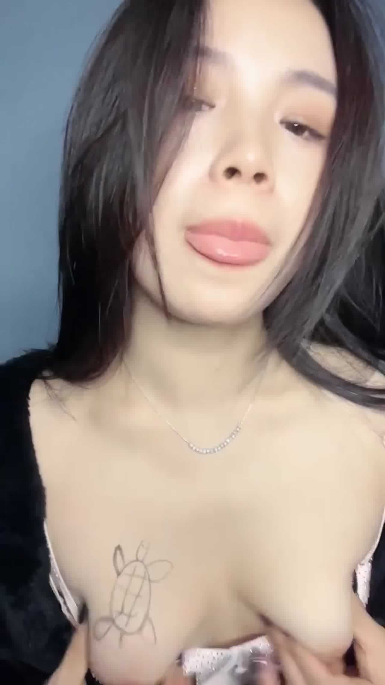  【被问怎么不找真鸡巴？什么鸡巴能在这种口活下坚持5分钟？】这是舔了多少根鸡巴才能练出来的口活 的剧照3