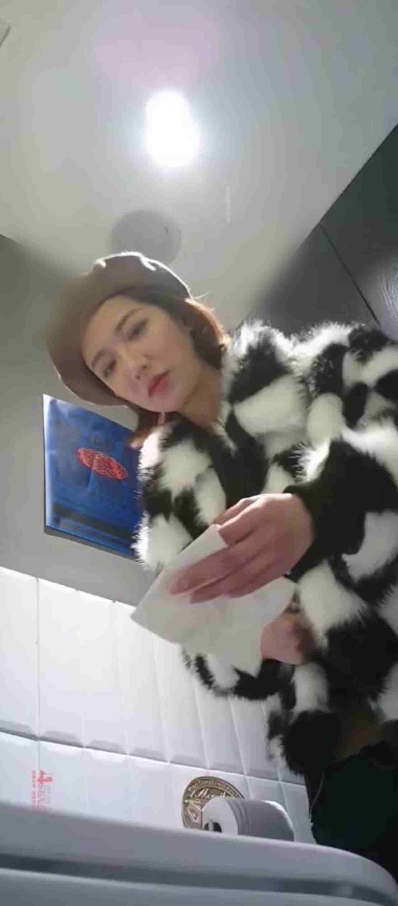  高颜质美女上厕所被针孔偷拍 的剧照5