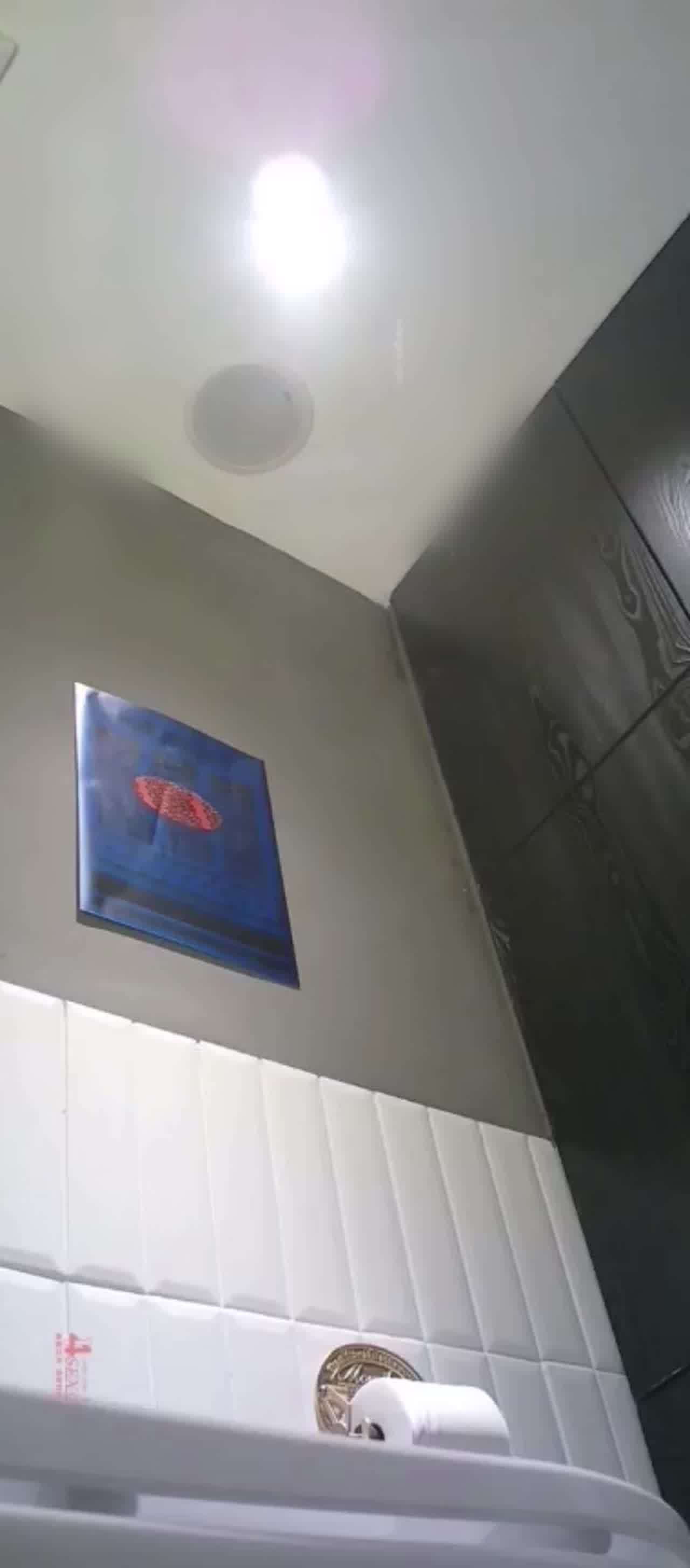  高颜质美女上厕所被针孔偷拍 的剧照8