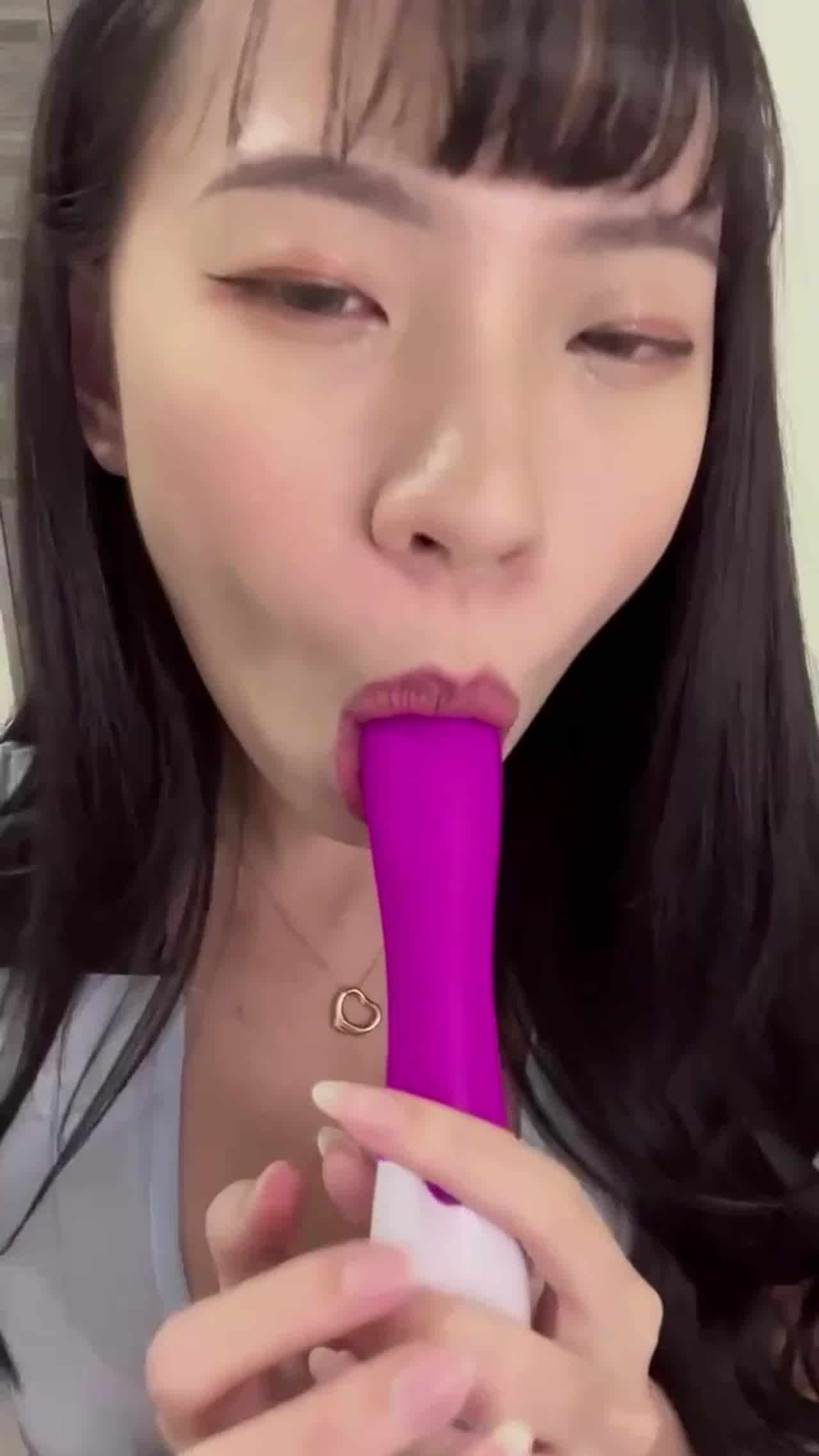  骚浪牙套妹 大叔想用特殊道具好好欺负！ 的剧照1