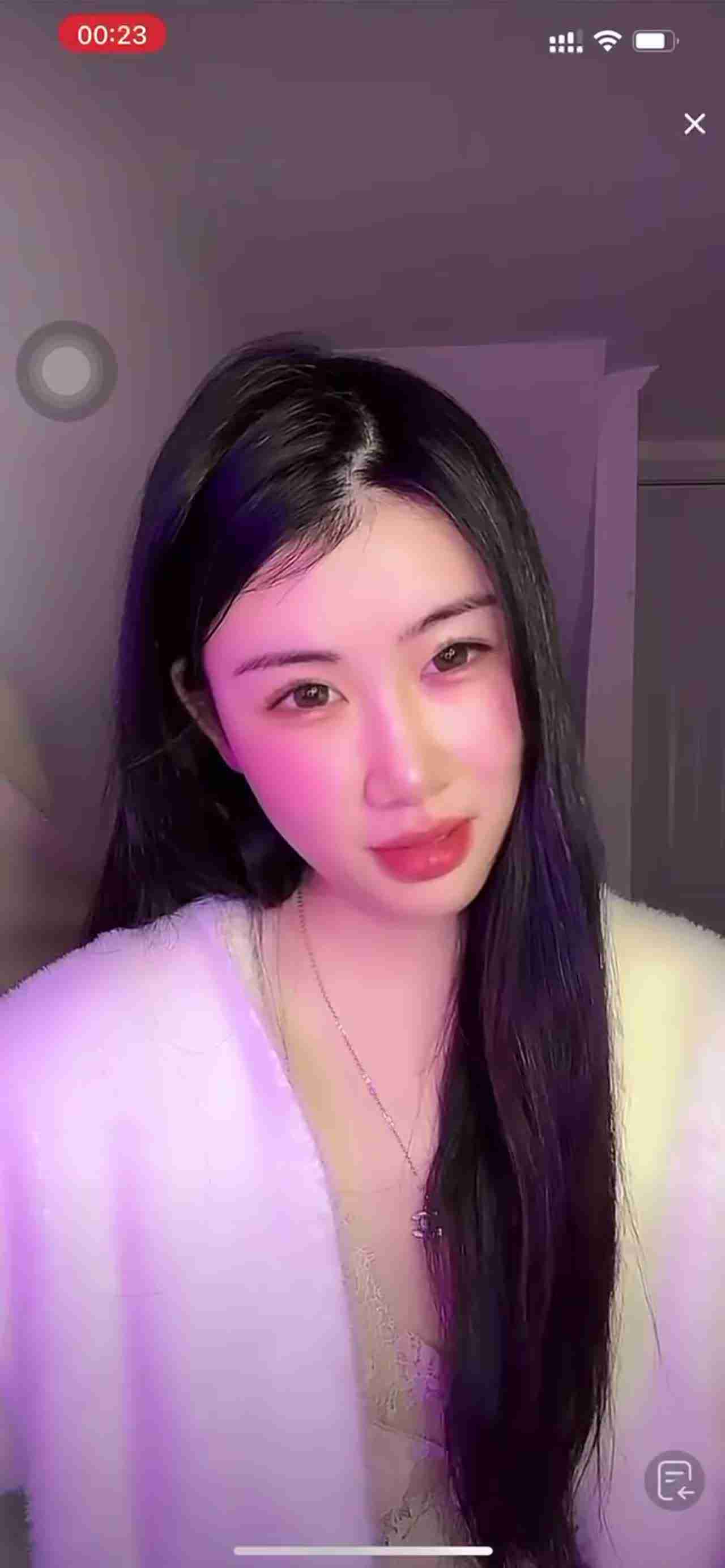  【抖音精选走光】有些是刻意为之，有些是不小心，学校课堂直播摘胸贴，还有抖音塞跳蛋直播，胆子真的太大了 的剧照5