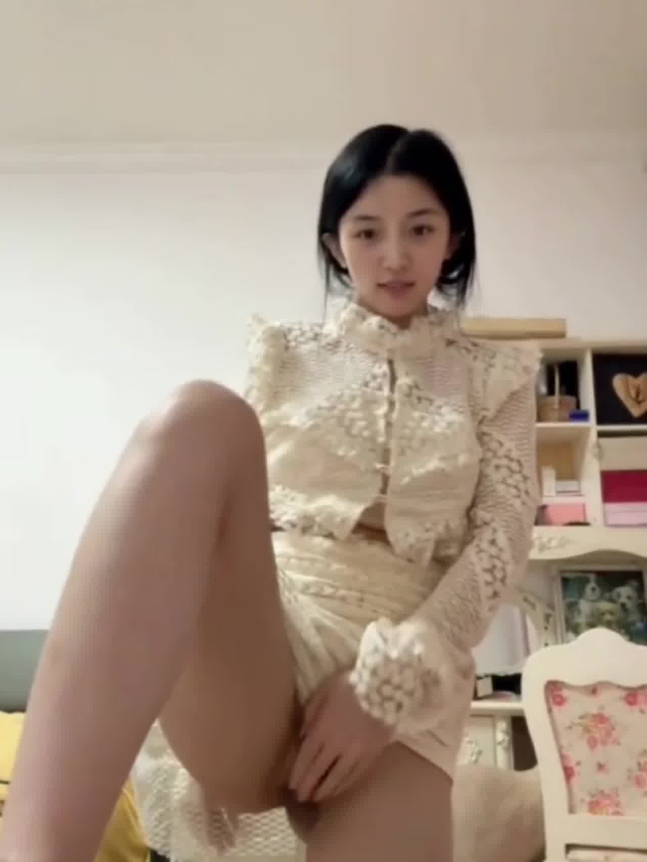  极品清纯大学生已玩到巨棒插穴才满足 的剧照2