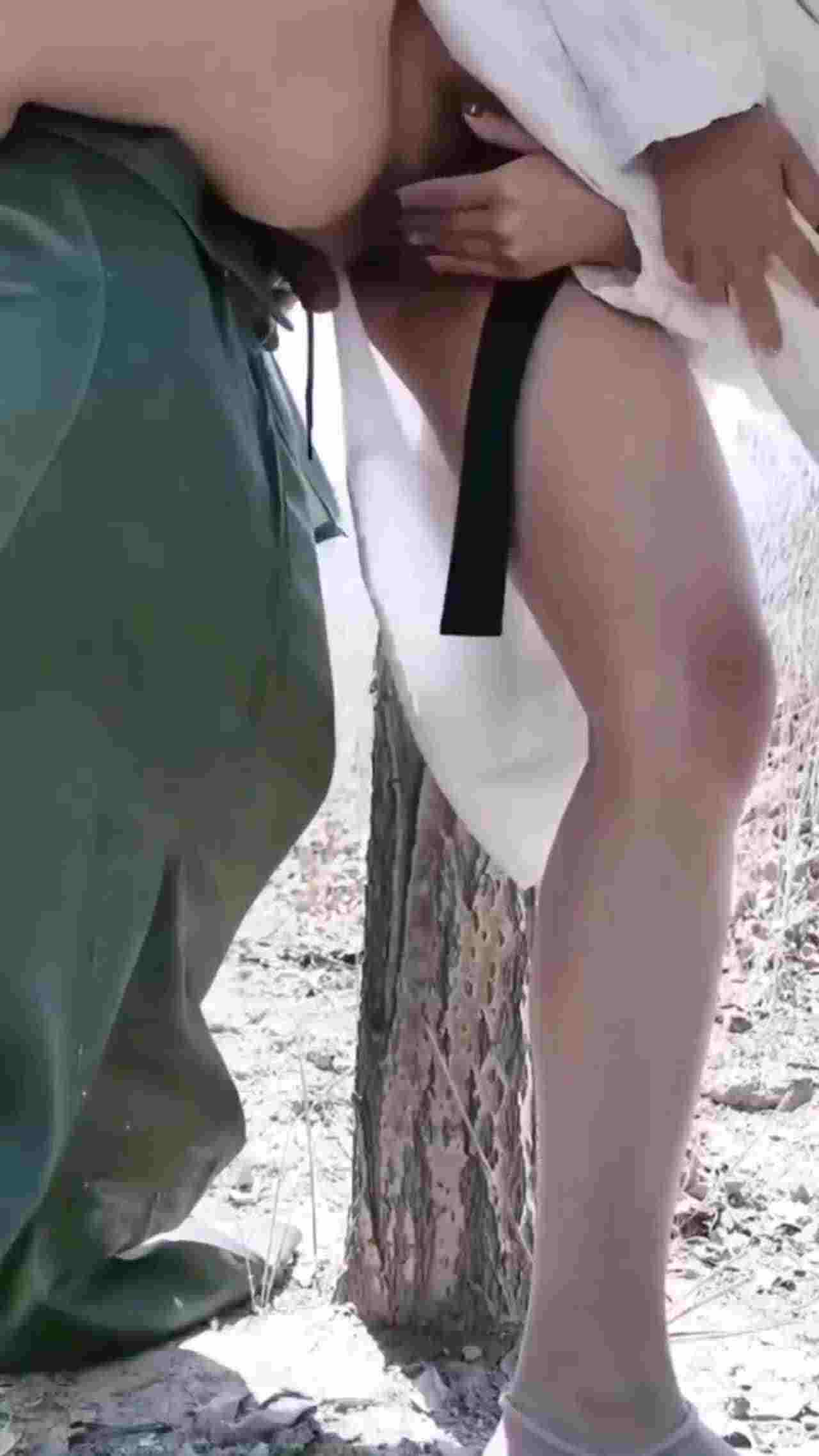  快手网红小雅户外漏出直播，路过小树 的剧照7