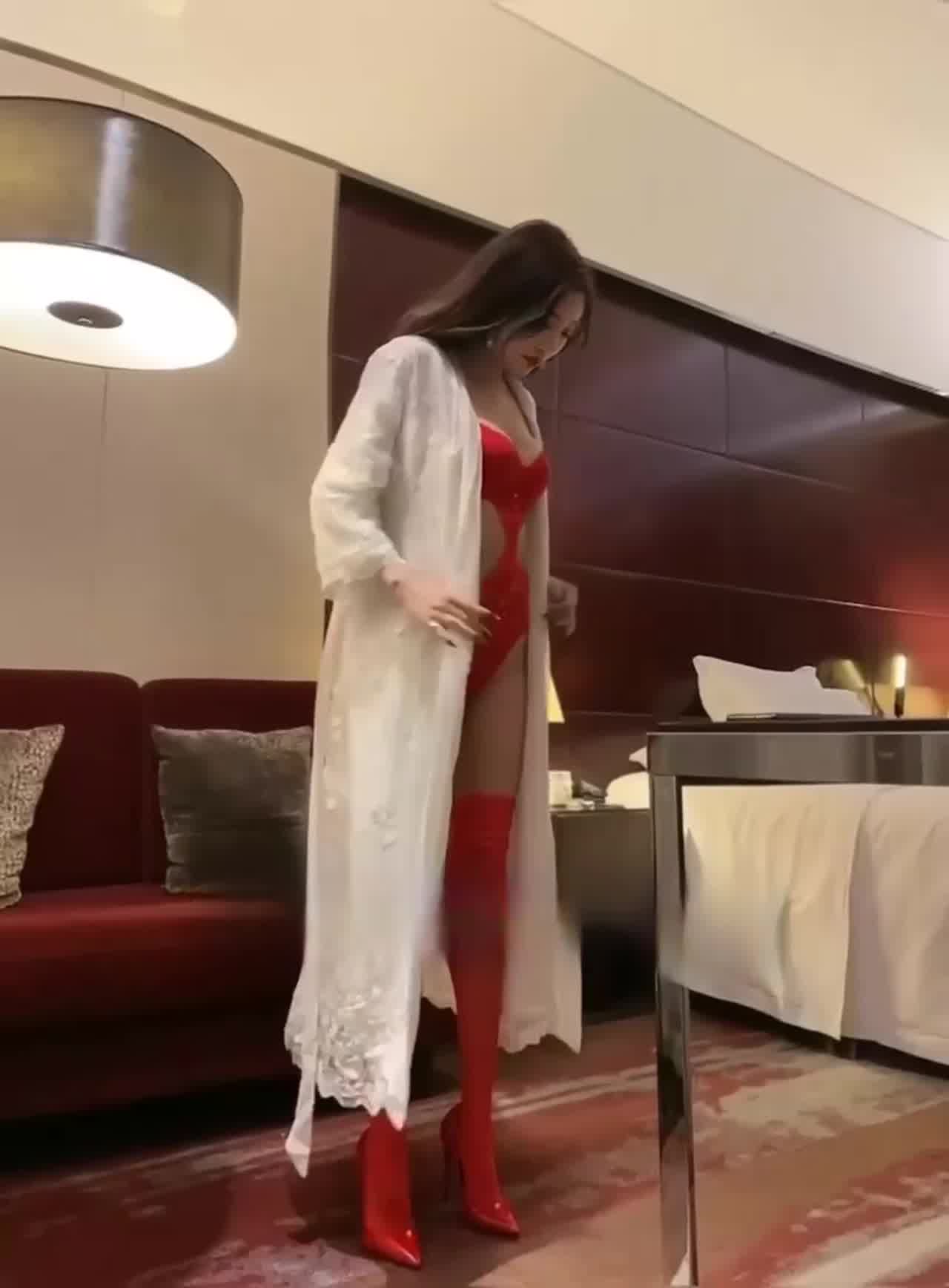  杨晨晨Yome高跟红内衣顶级美女诱惑 的剧照5