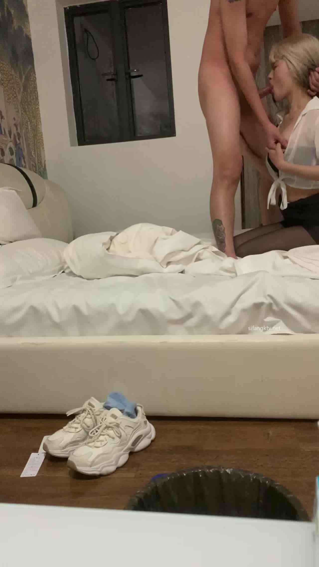  19岁黄发妹第一次约炮害羞到不敢抬起头 的剧照3