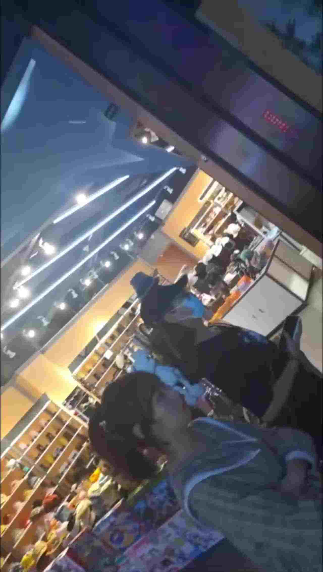  【重磅黑料】户外大神，公共场所，尾随美女，掏出鸡巴就对臀部喷射精液！翻车了：哎呀变态，曹尼玛，傻B啊 的剧照2