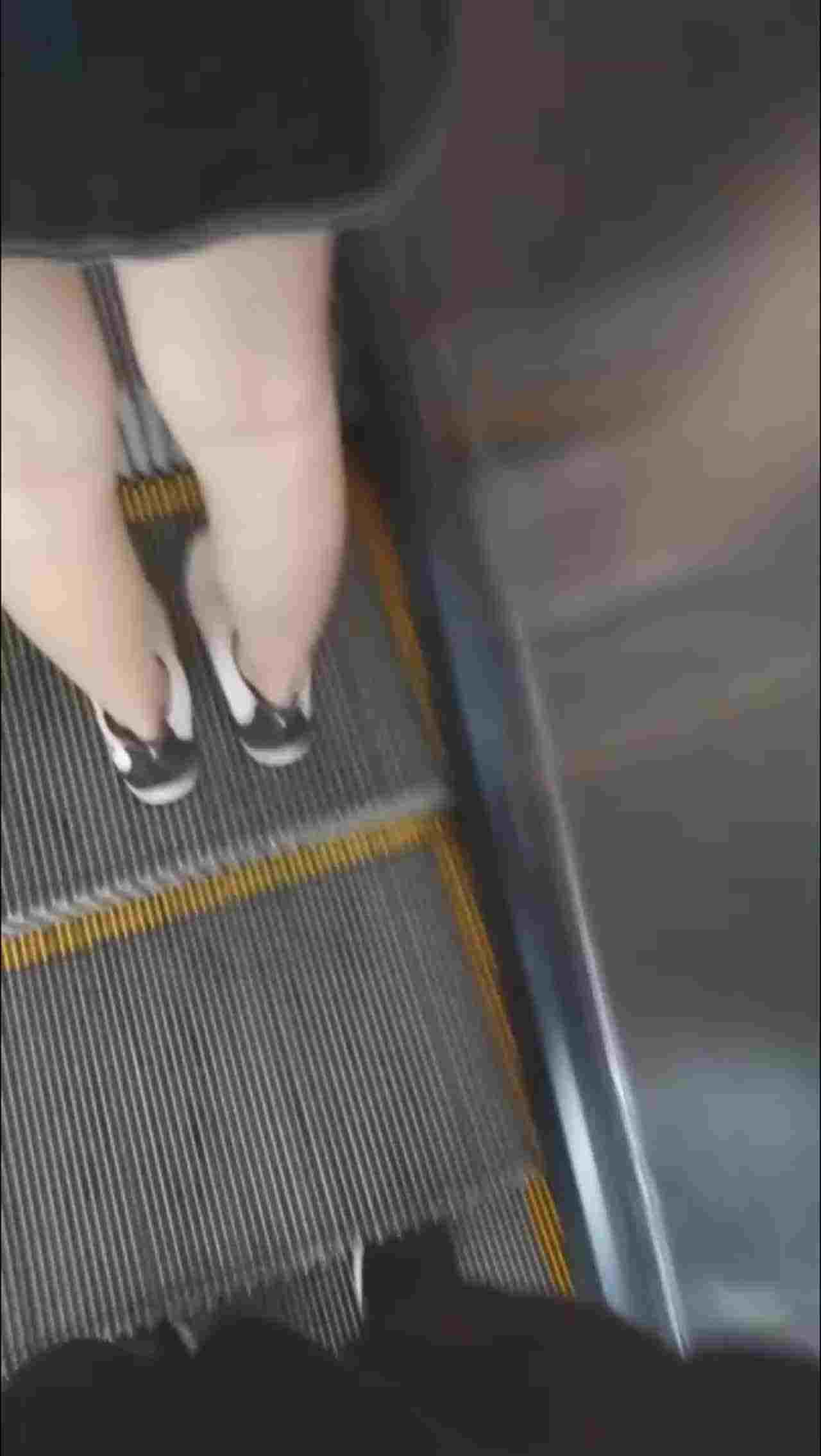  【重磅黑料】户外大神，公共场所，尾随美女，掏出鸡巴就对臀部喷射精液！翻车了：哎呀变态，曹尼玛，傻B啊 的剧照6