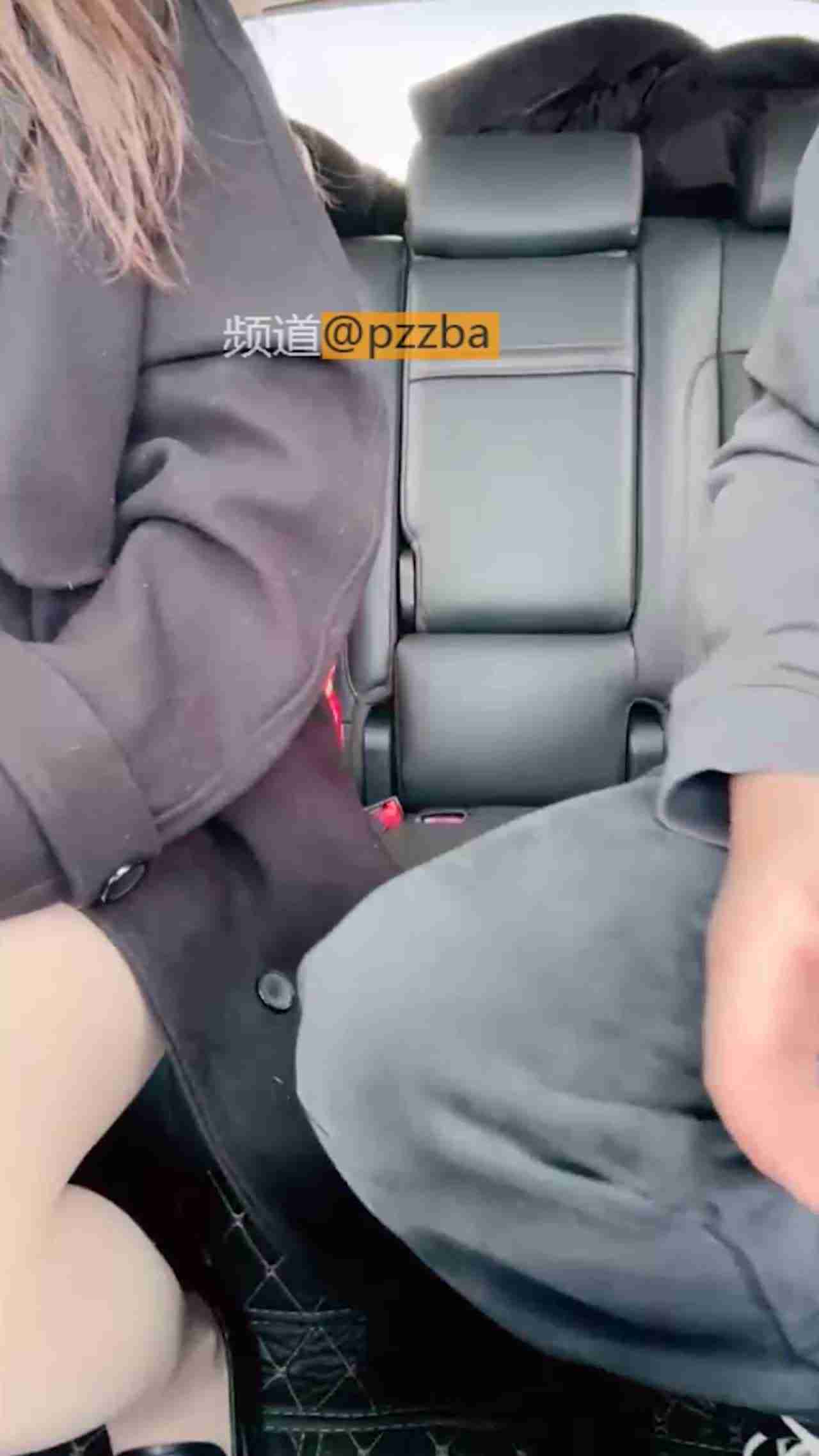  勾搭少妇关上车门根本跑不掉揉捏大奶子激情艹逼车震爽爽爽清晰对话少妇人妻 的剧照1