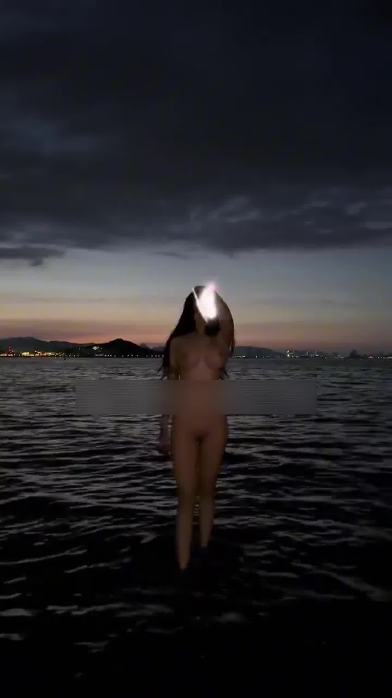  落日余晖下海中裸体的引得沙滩上赶海大哥驻足观看 的剧照10