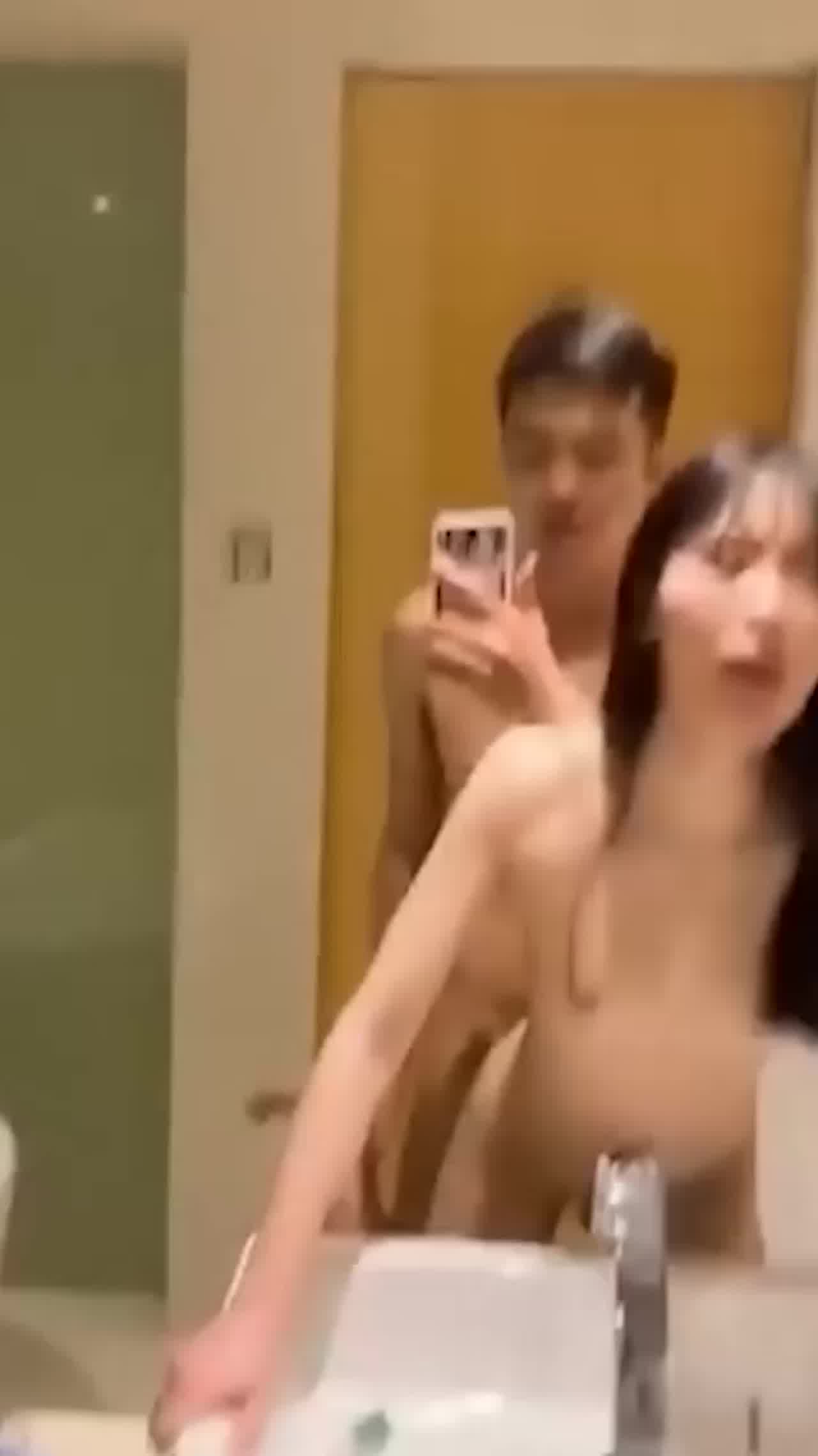  富二代约操反差婊学生妹，对镜自拍全程露脸 的剧照7