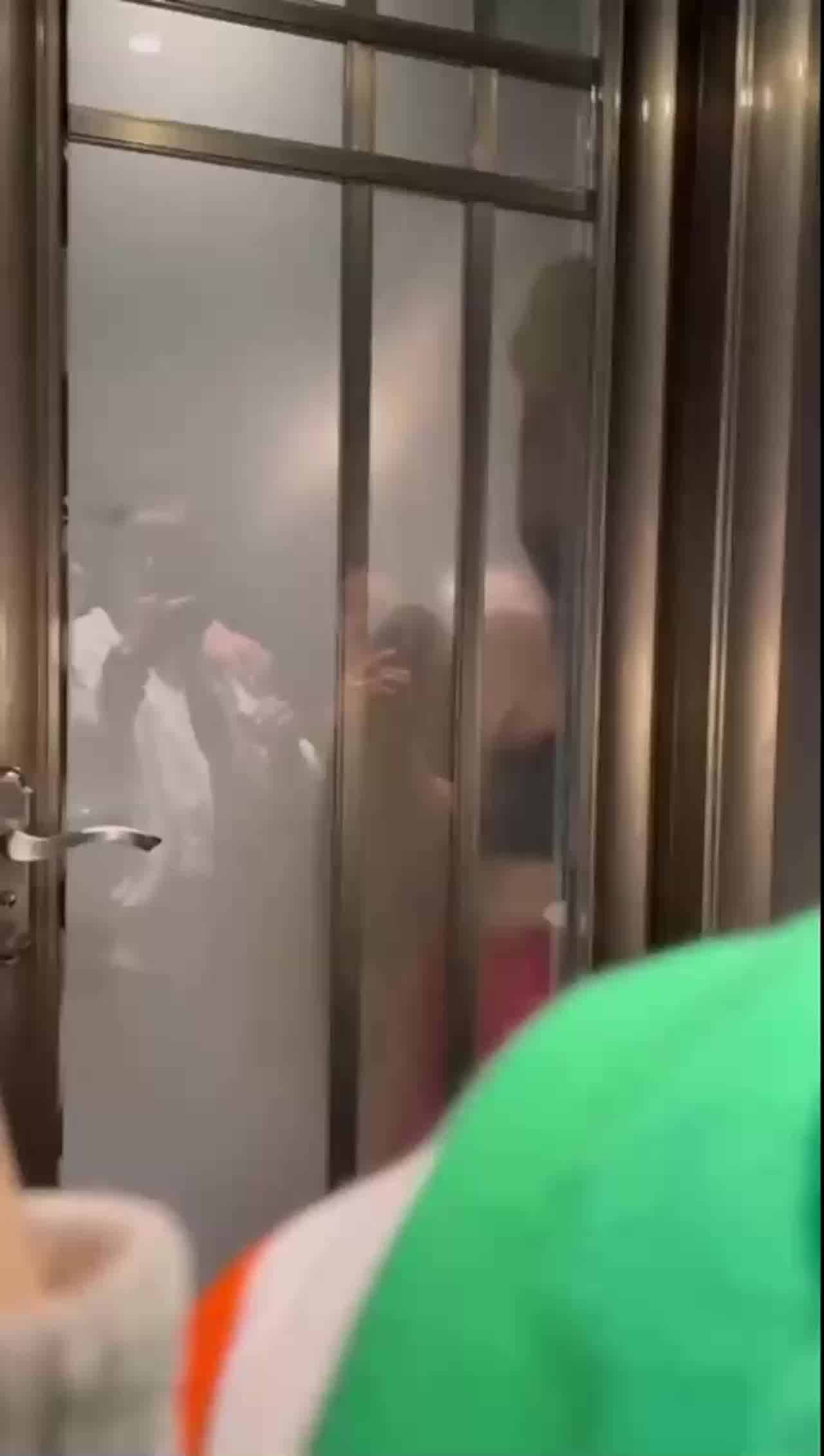  为什么不去酒店开房呢？非要霸占公共厕所，被拍了吧 的剧照6